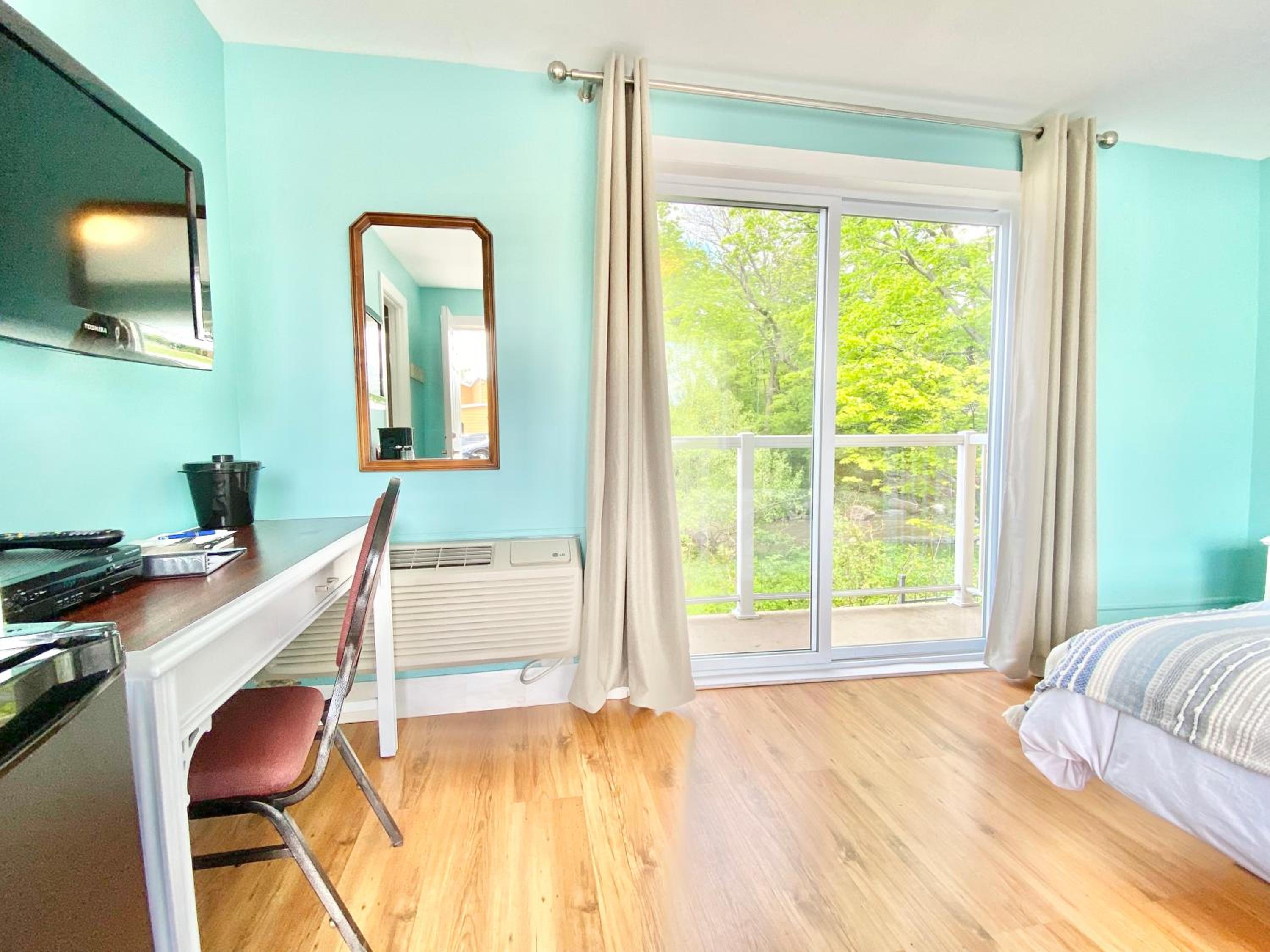 Queen Room with Balcony photo 3