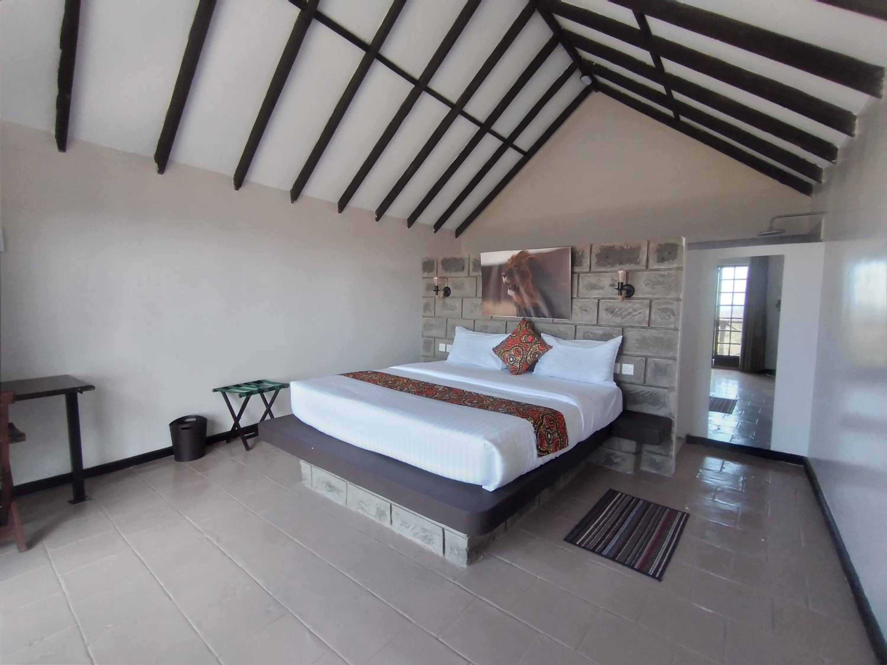 Deluxe King Room - Photo 8