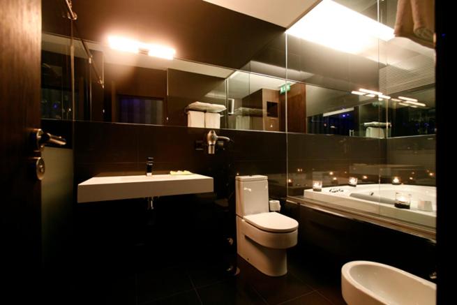 Standard King Room - Photo 8