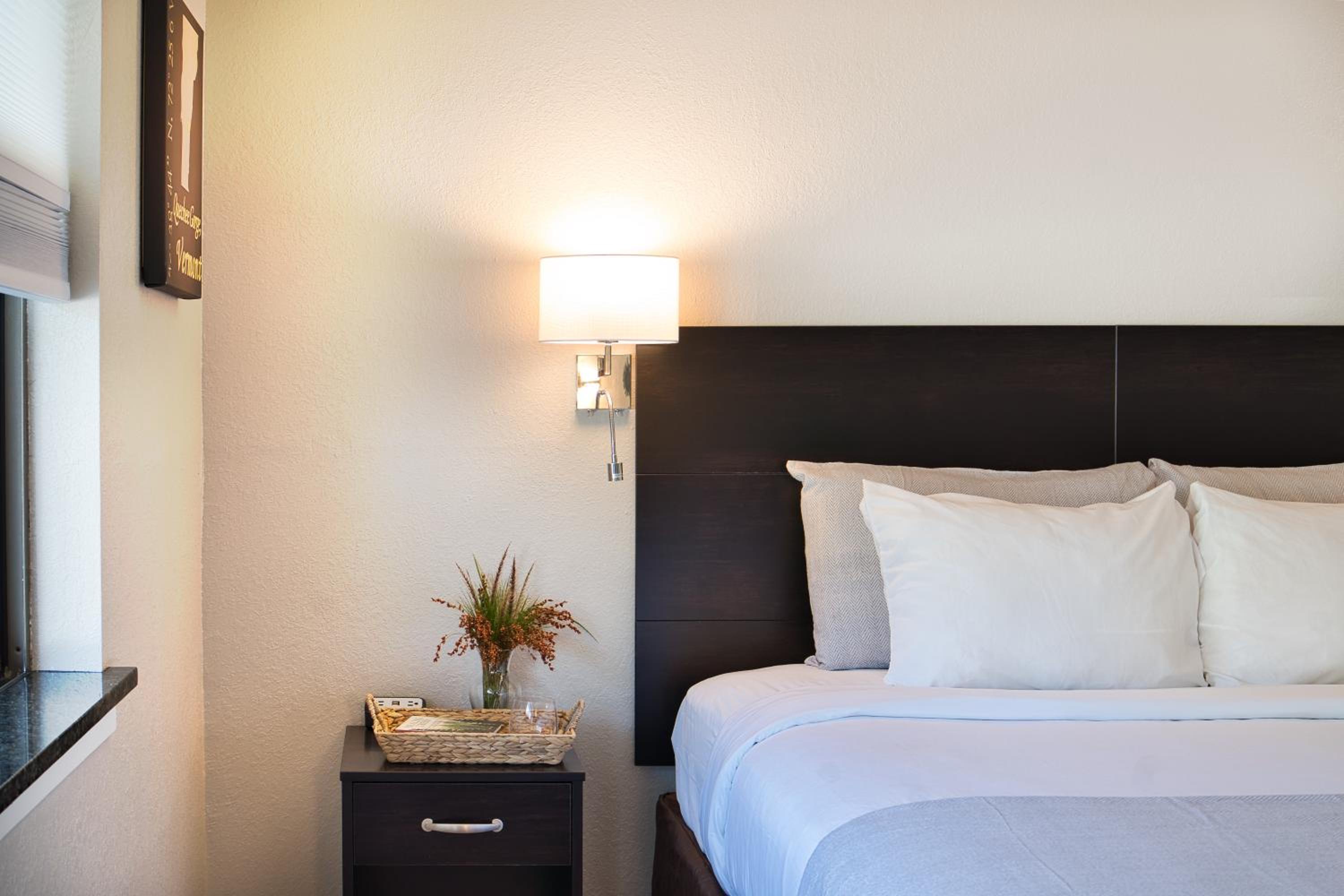 King Room - Non-Smoking - Photo 6