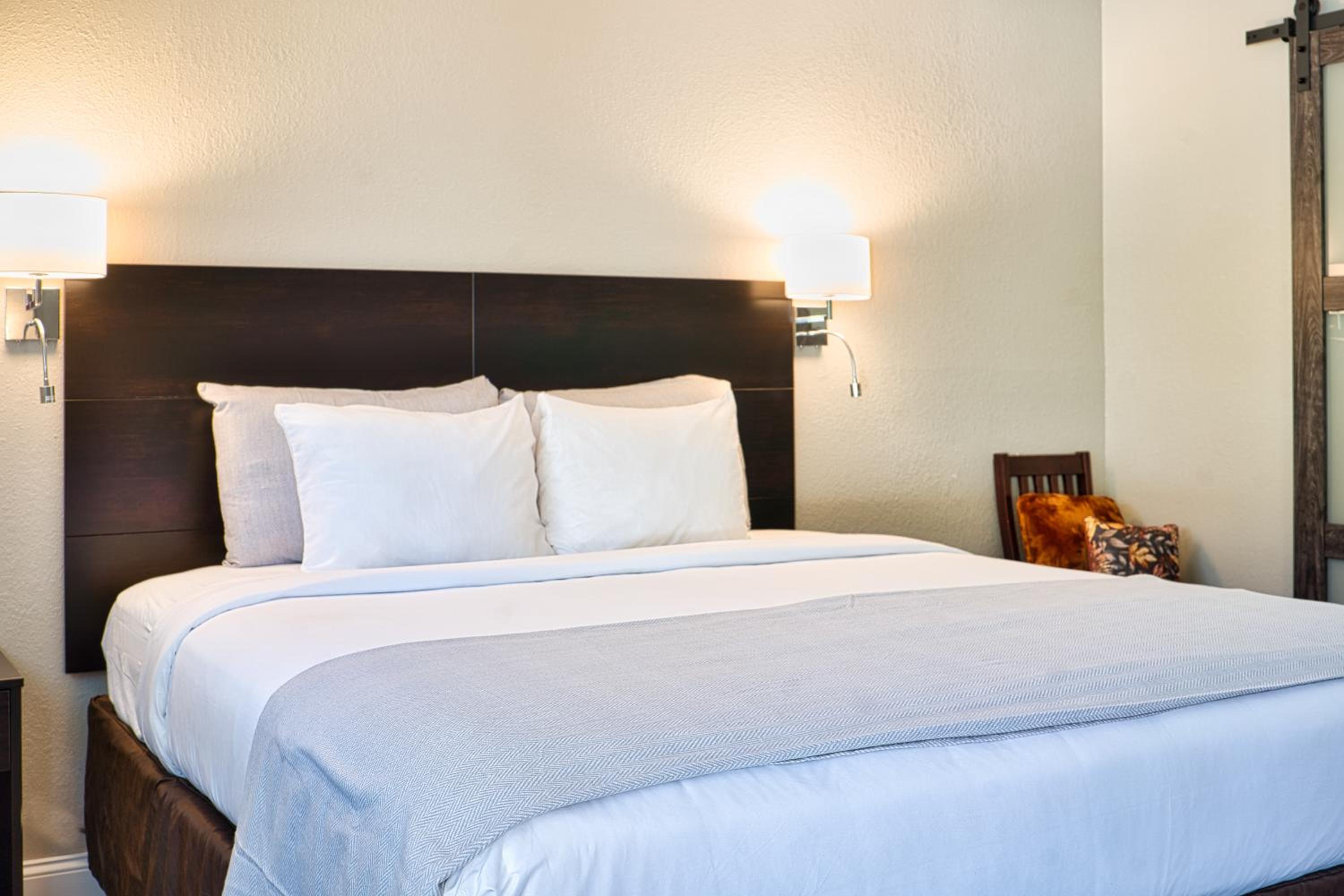 King Room - Non-Smoking - Photo 3