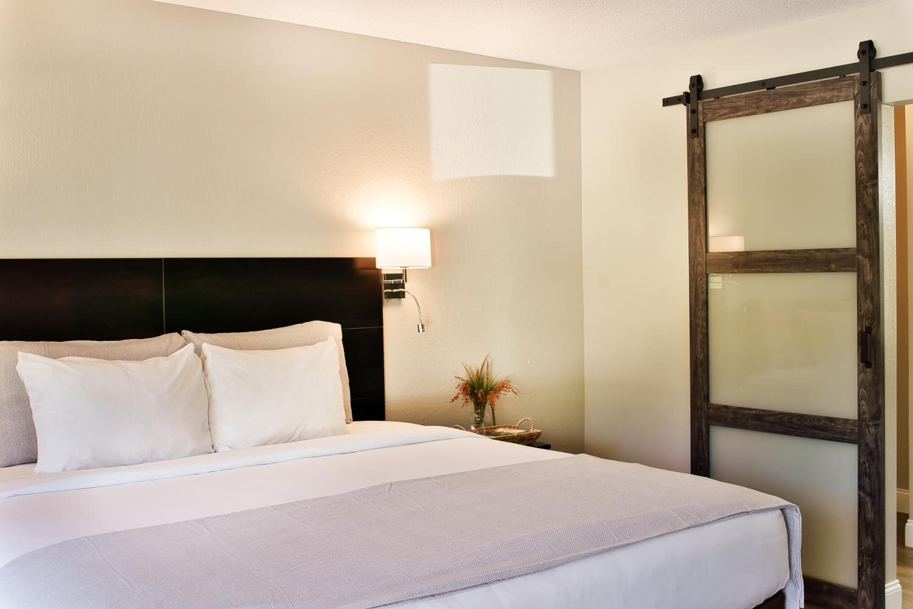 King Room - Non-Smoking - Photo 5