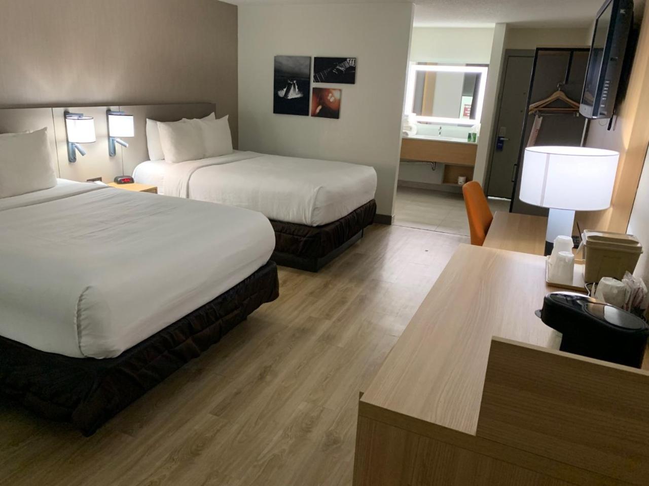 Queen Room with Two Queen Beds - Non-Smoking - Photo 4