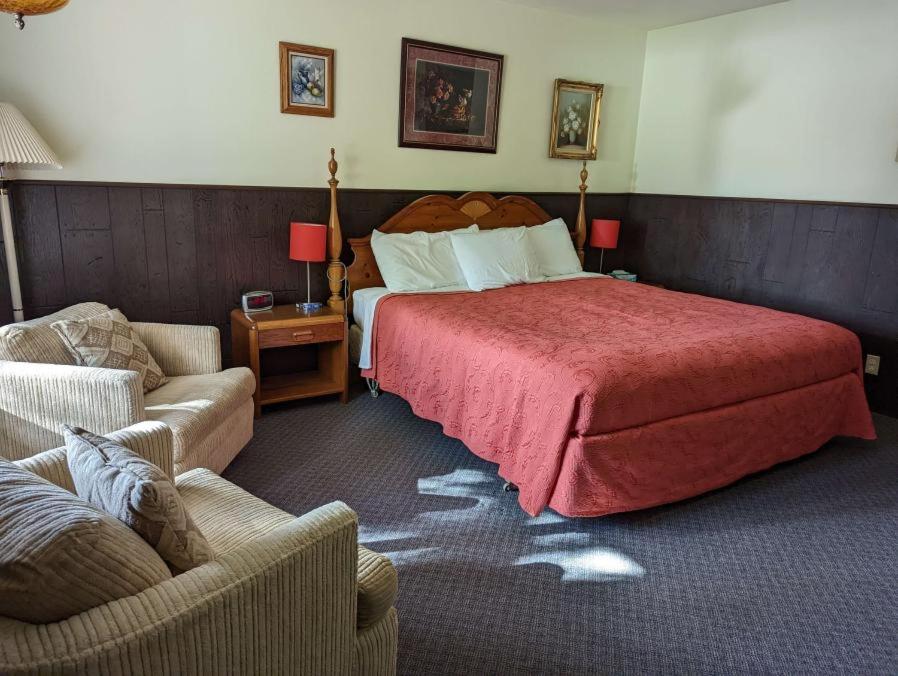 Deluxe King Suite photo 1