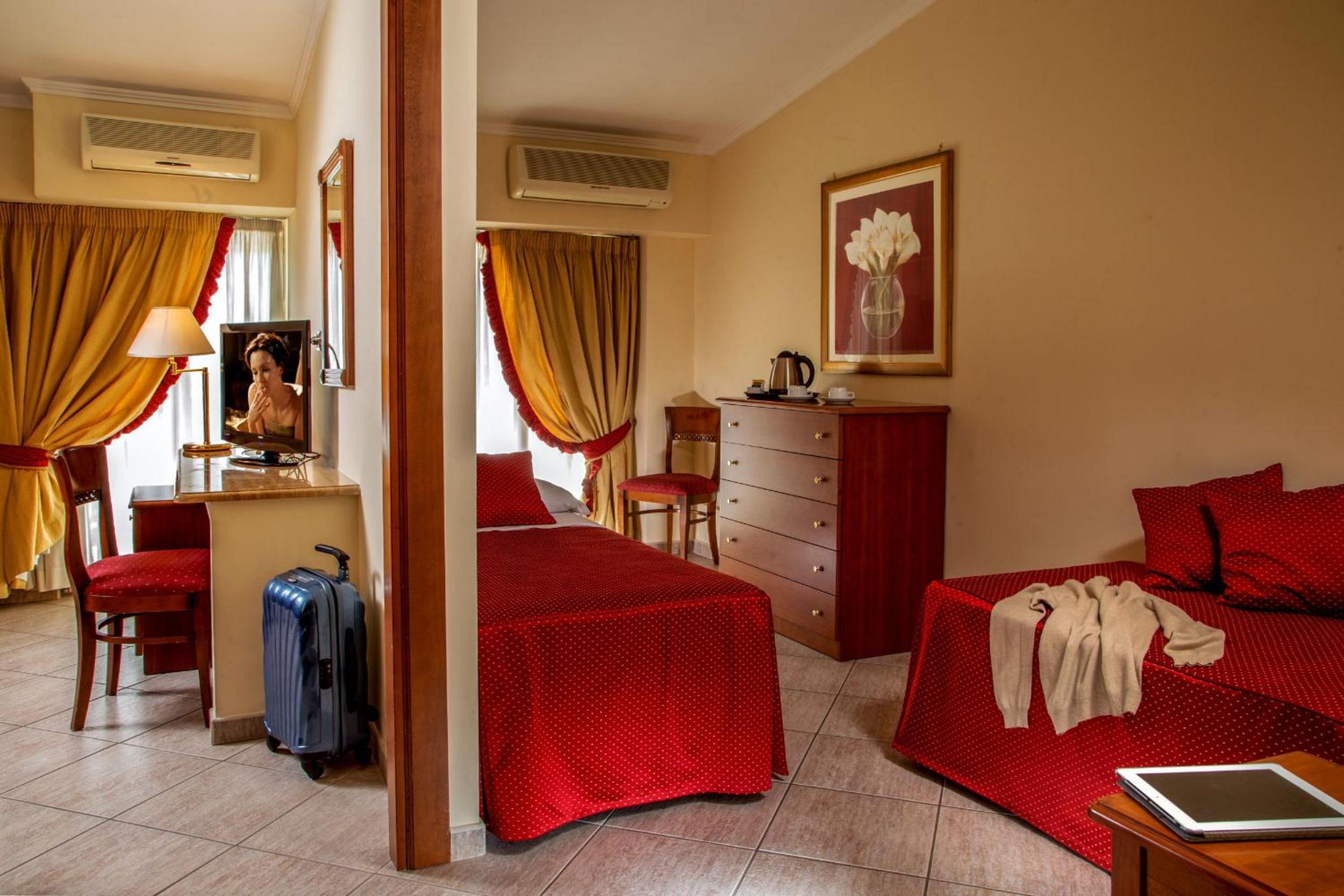 Quadruple Room - Photo 7
