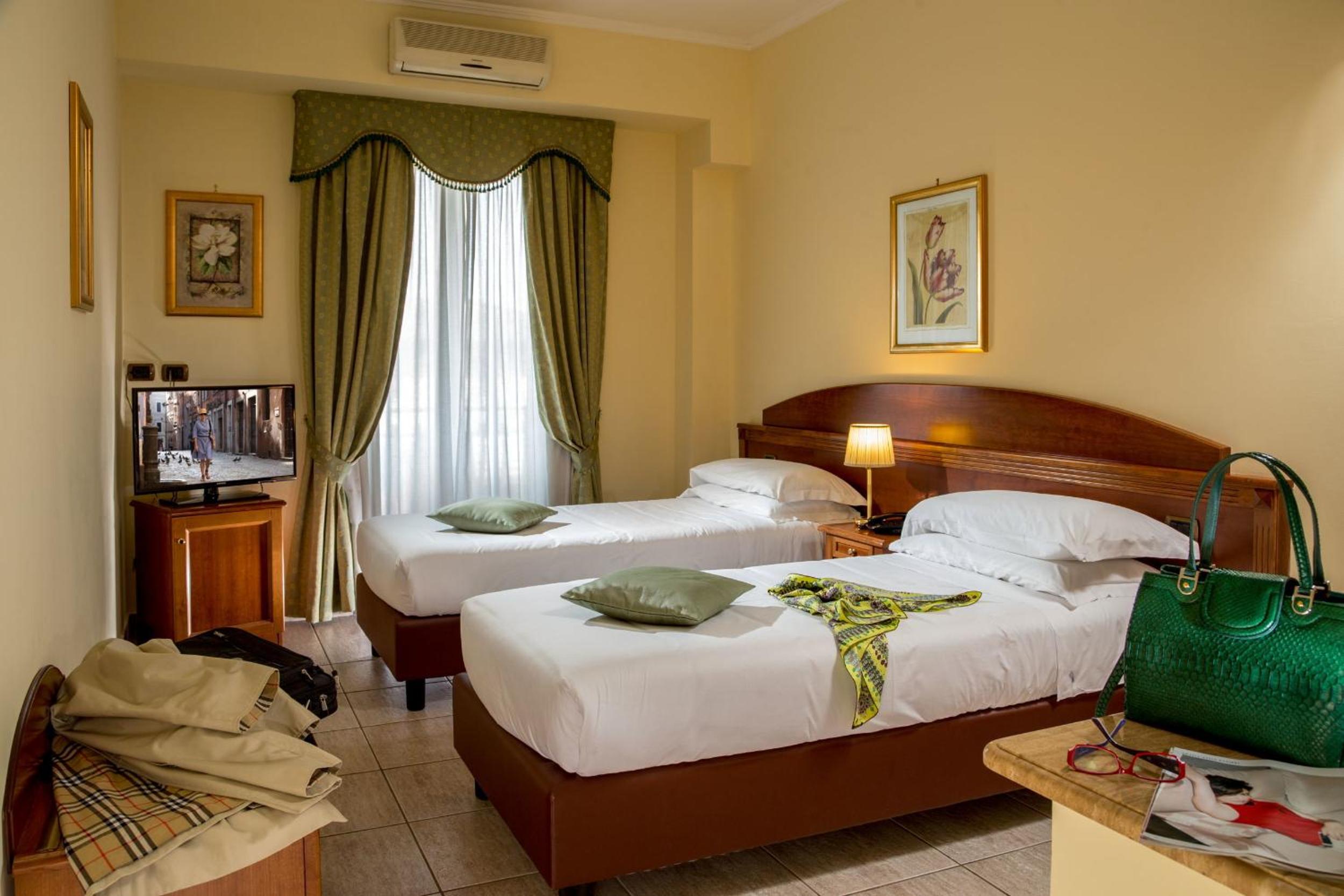 Twin Room - Photo 2