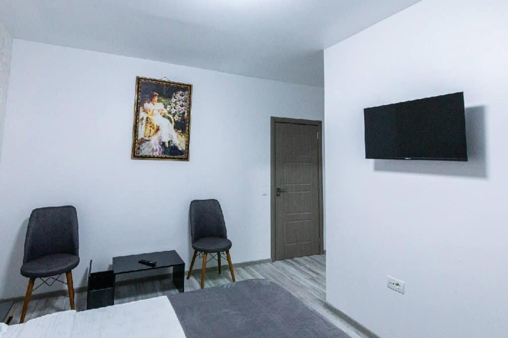 Six-Bedroom House photo 2