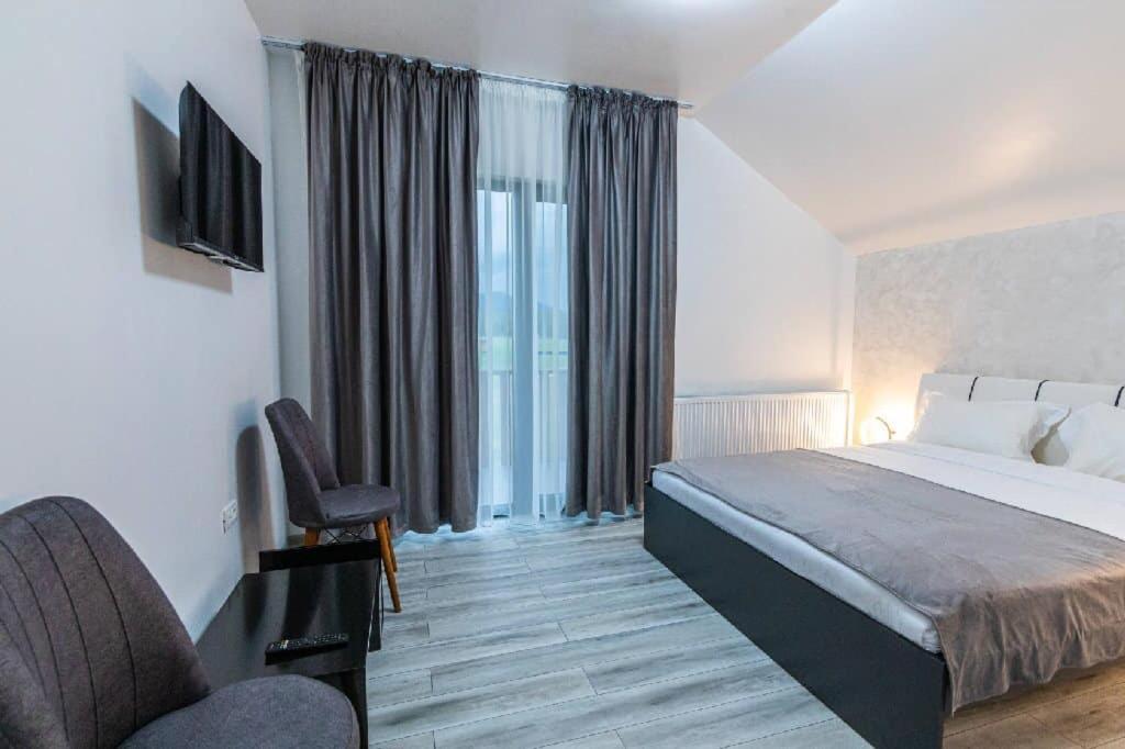 Six-Bedroom House photo 1