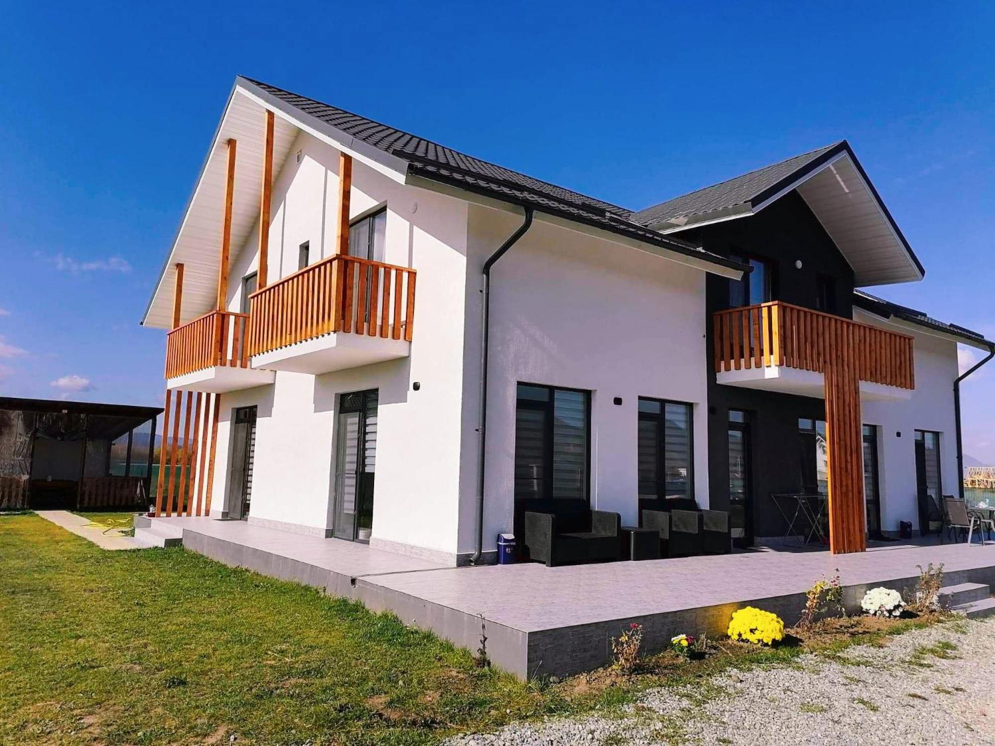 Six-Bedroom House photo 3