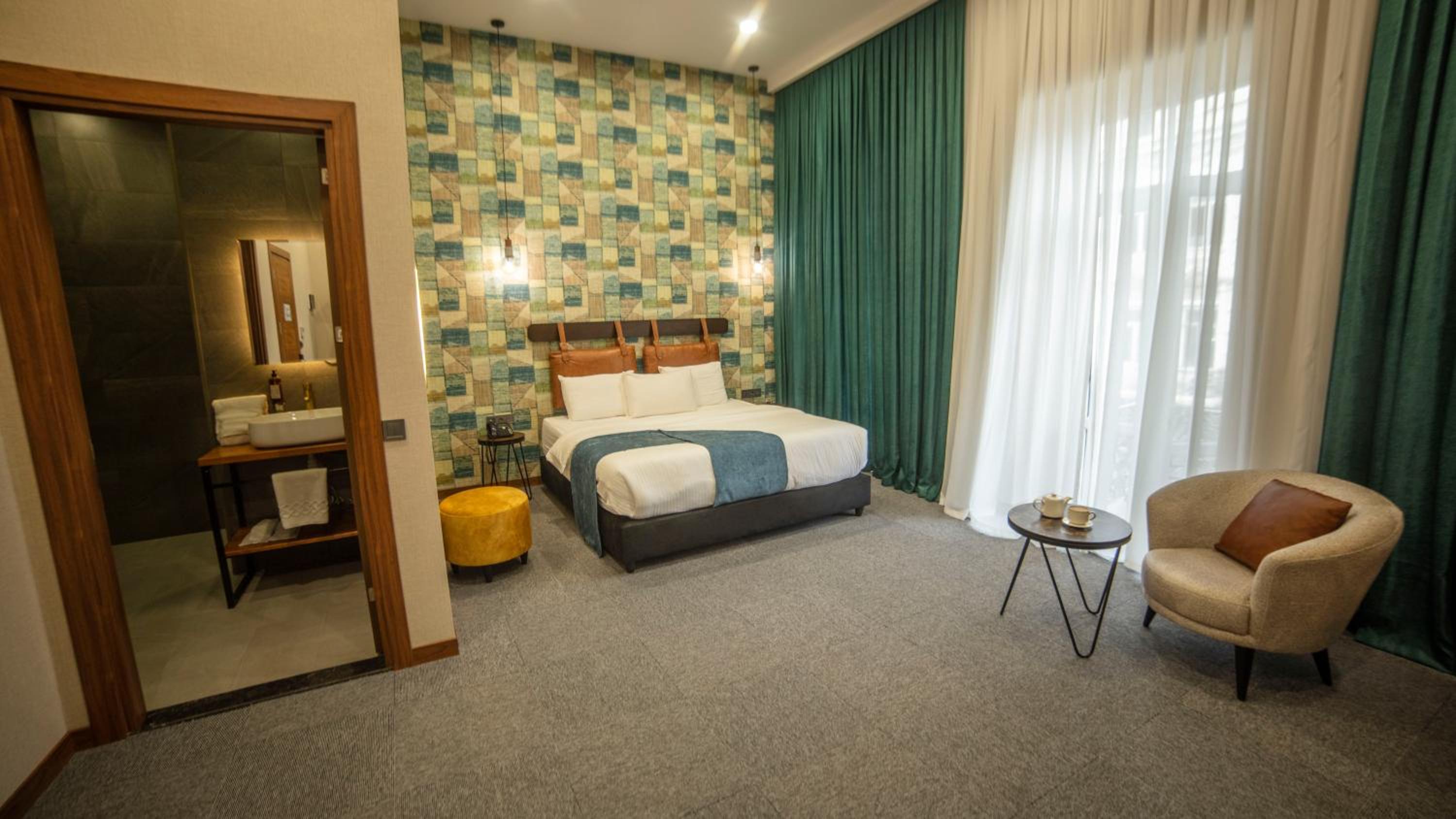 King Room with Balcony - Photo 10