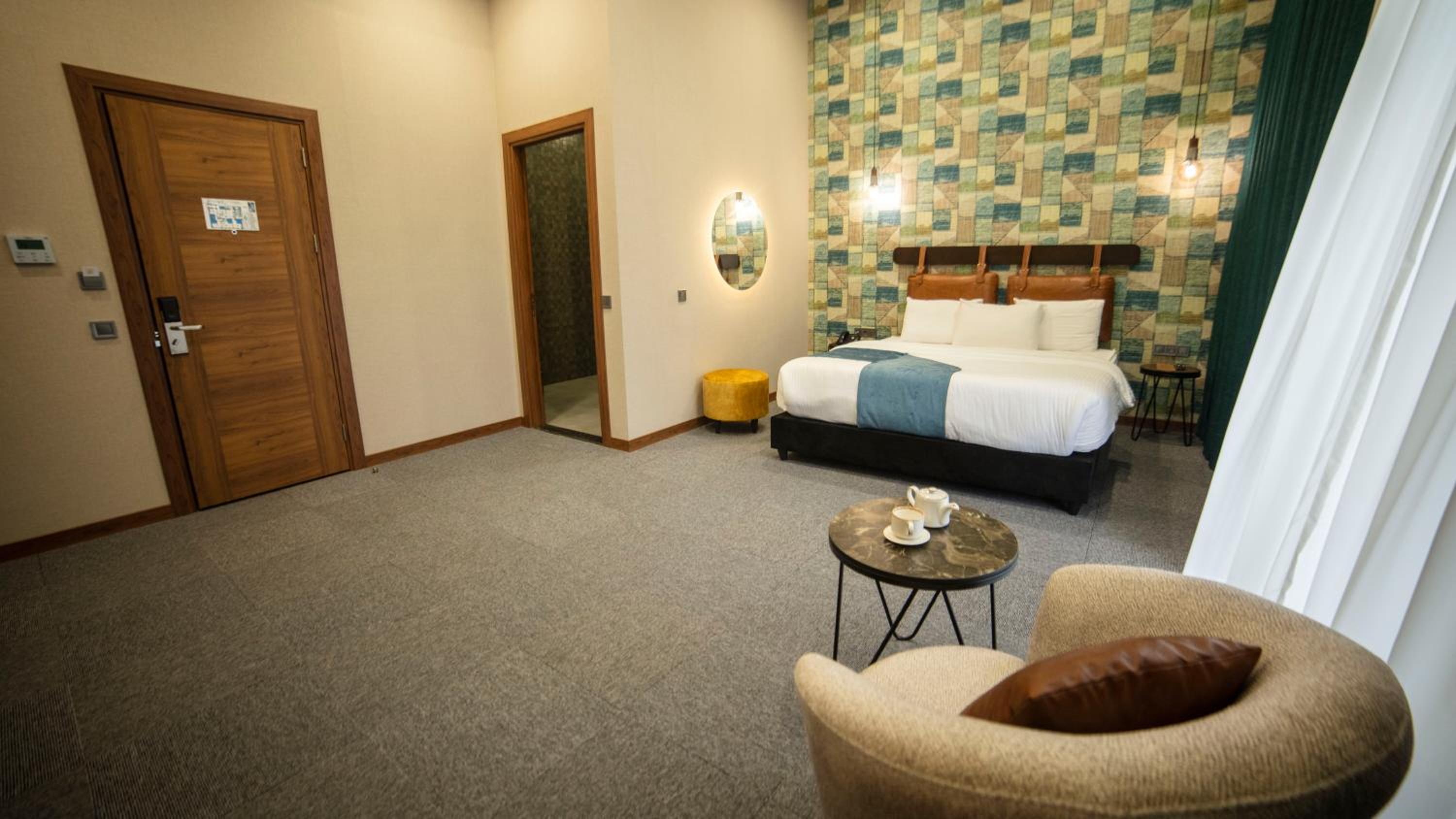 King Room with Balcony - Photo 15