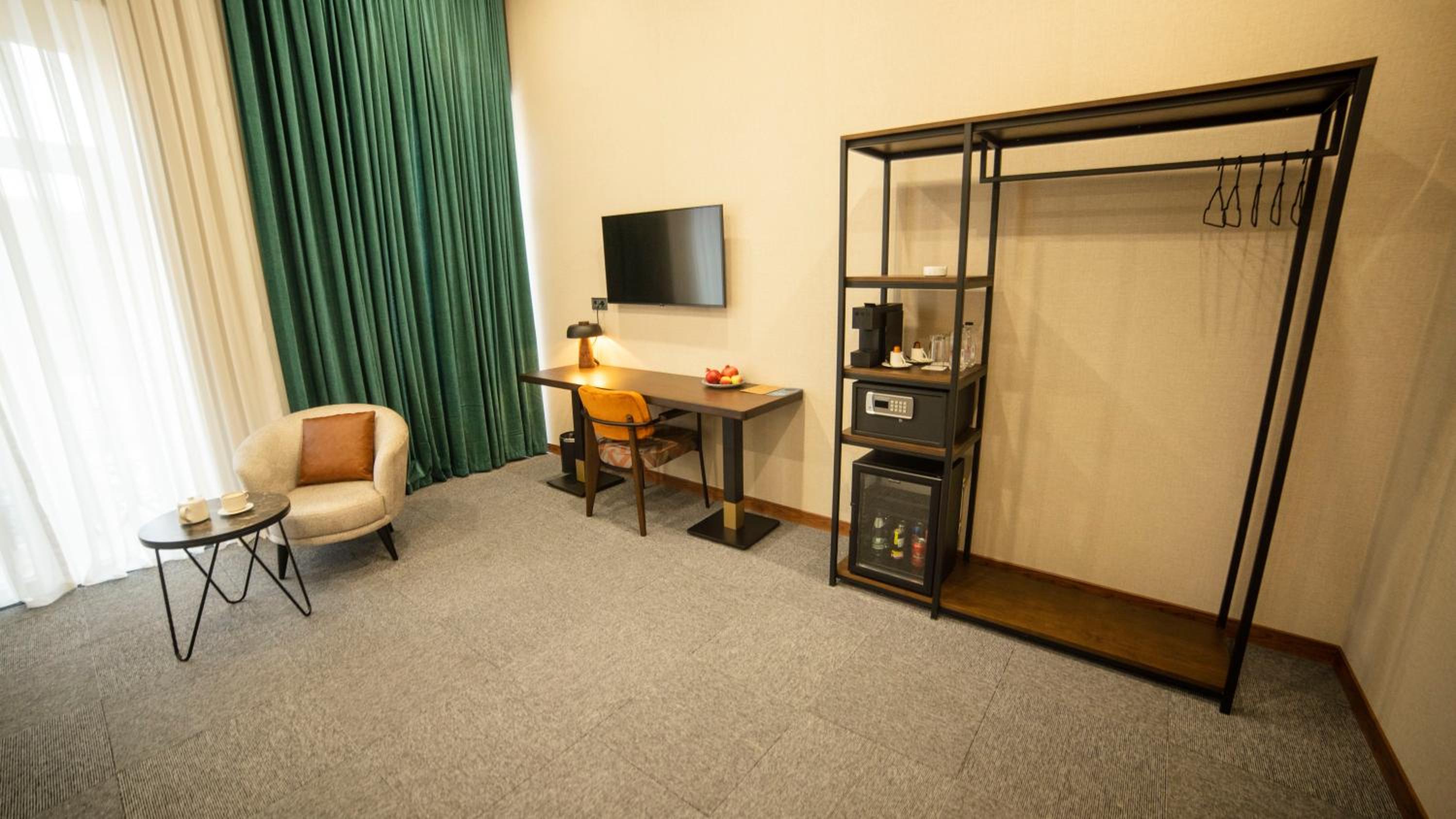 King Room with Balcony - Photo 26