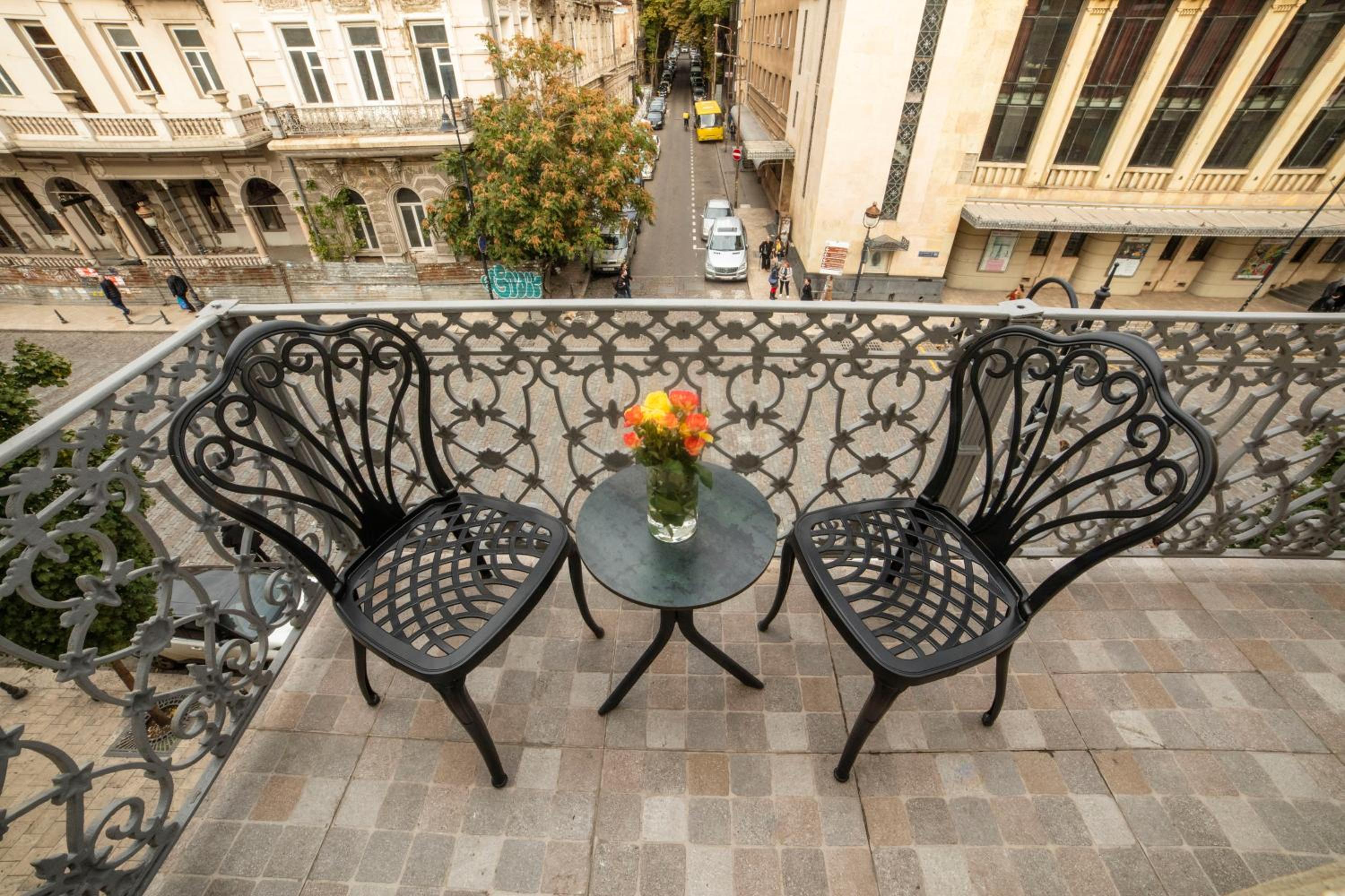King Room with Balcony - Photo 4