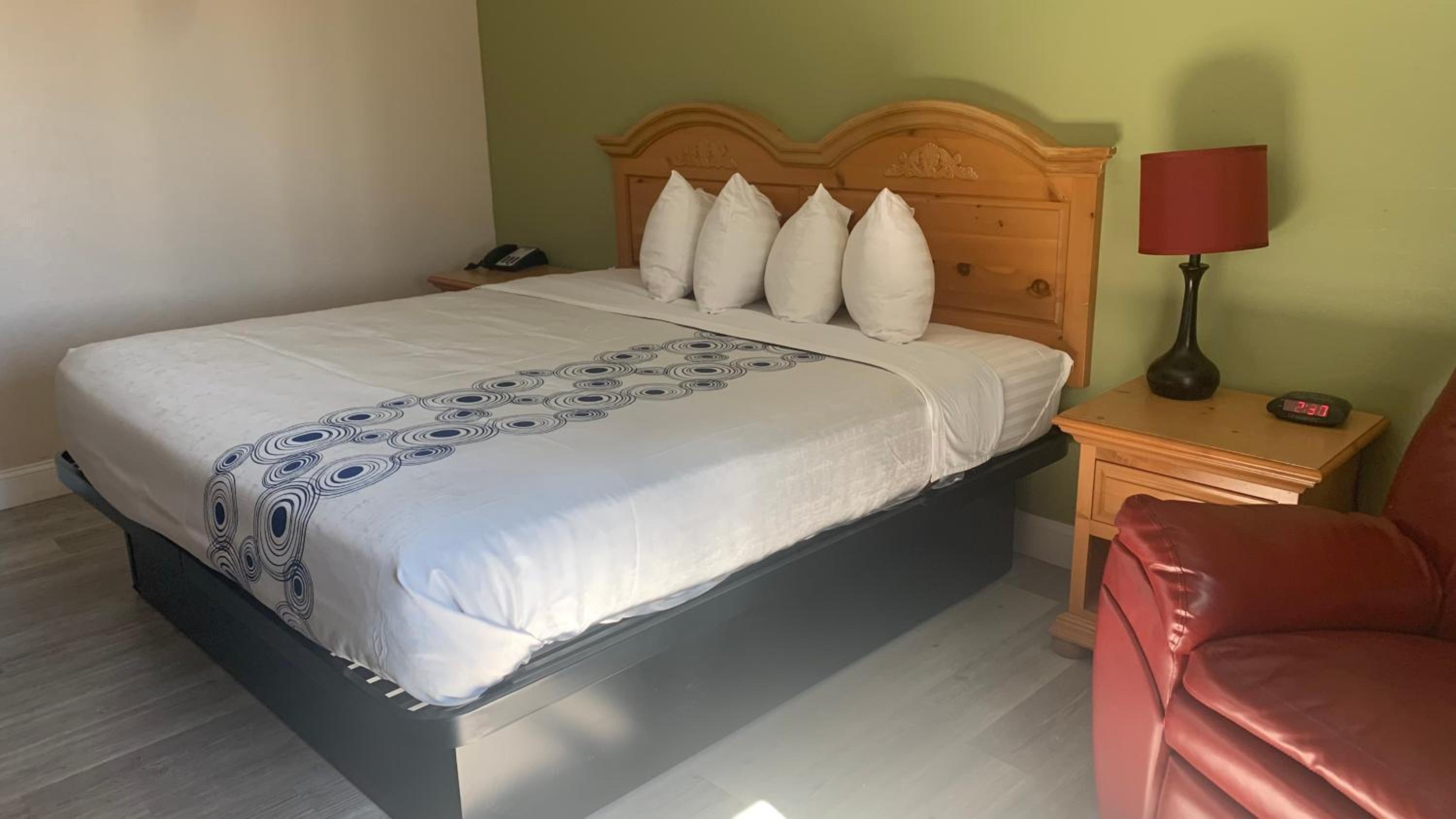Standard King Room photo 3