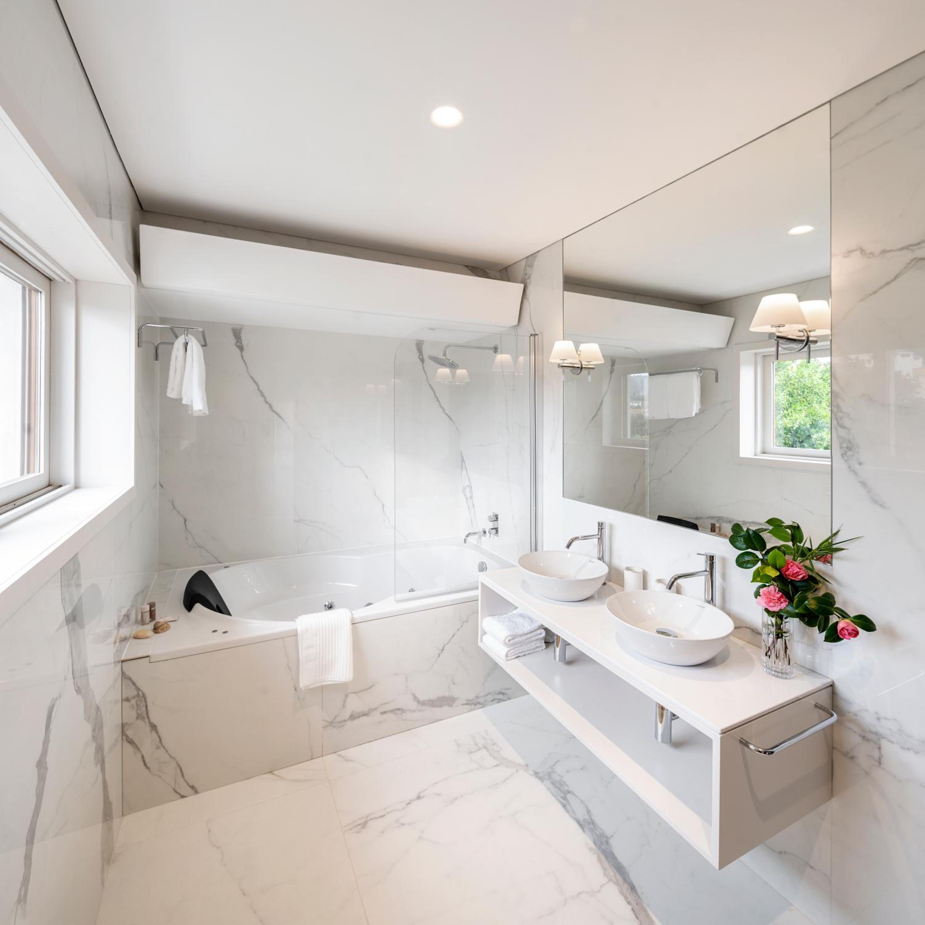 Double Room with Spa Bath - Photo 3