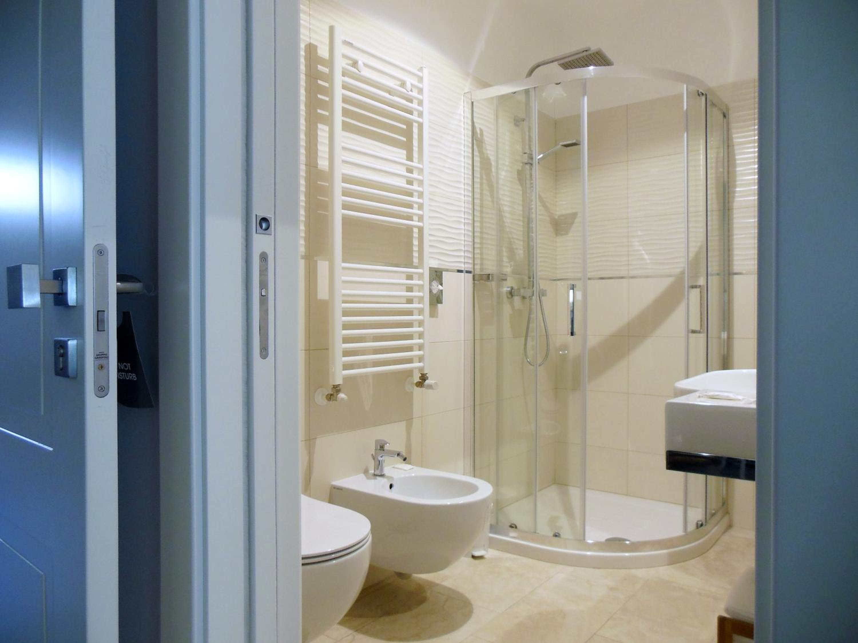 Suite - Photo 17