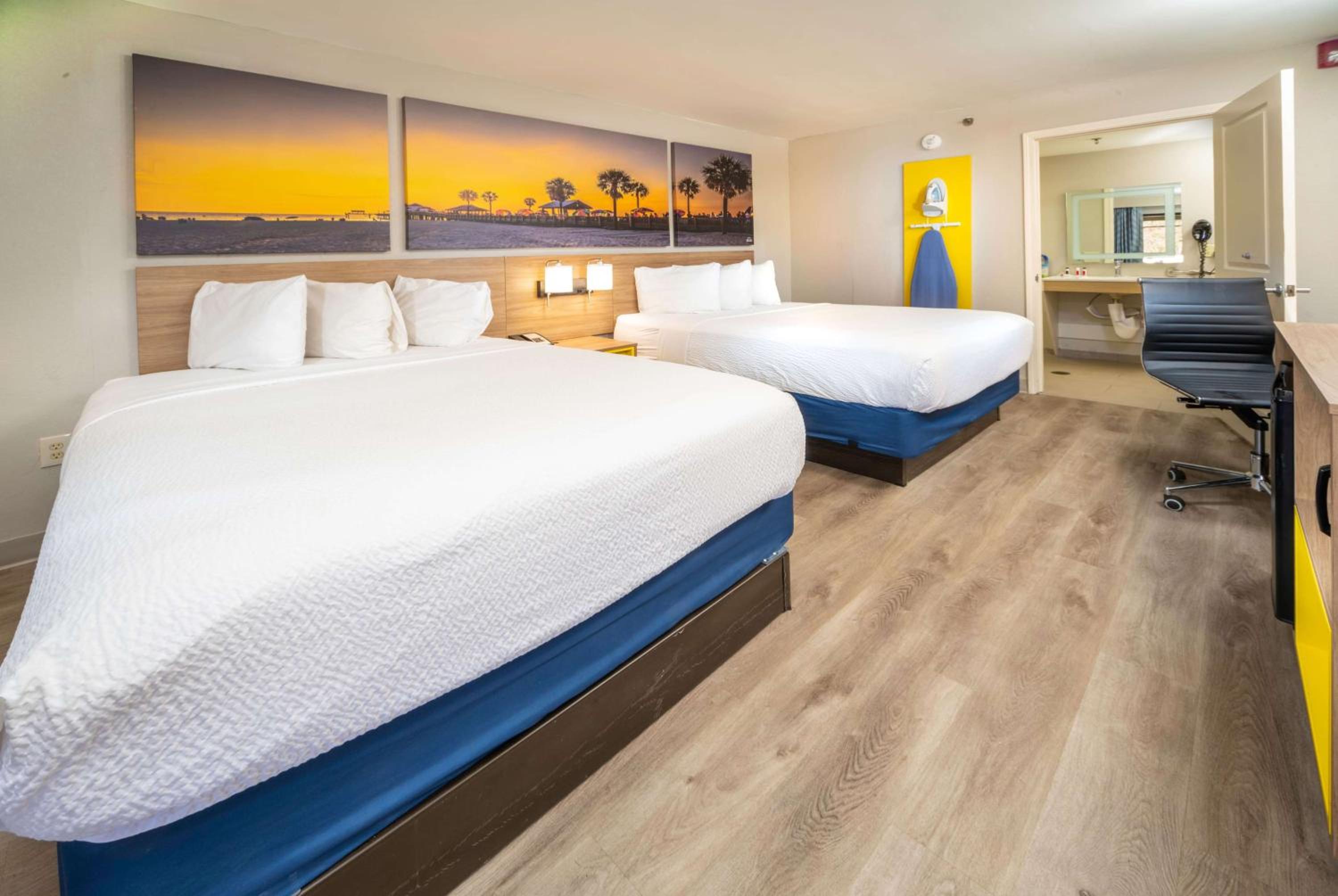 Queen Room with Two Queen Beds - Smoking
