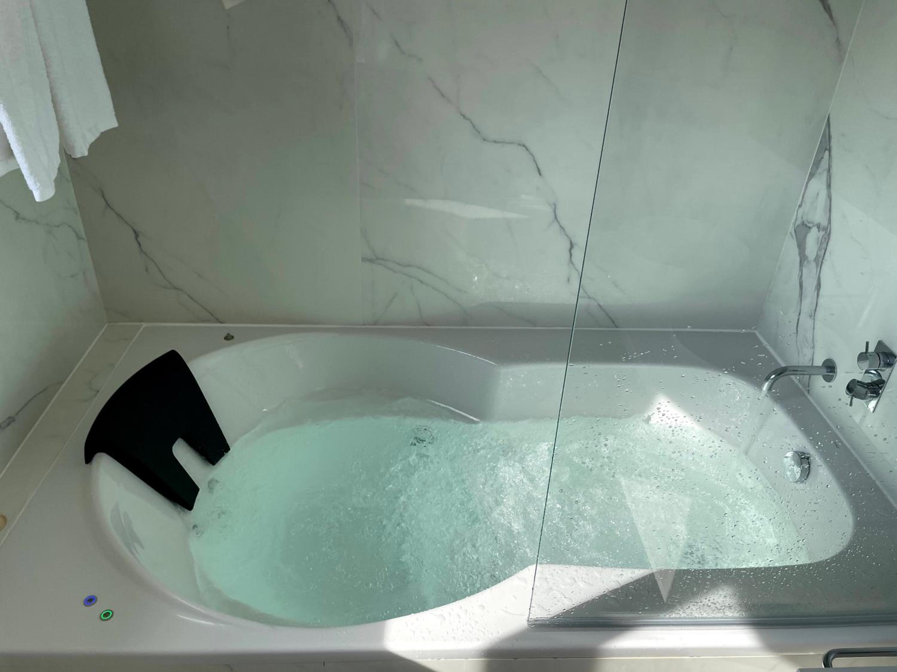 Double Room with Spa Bath - Photo 2