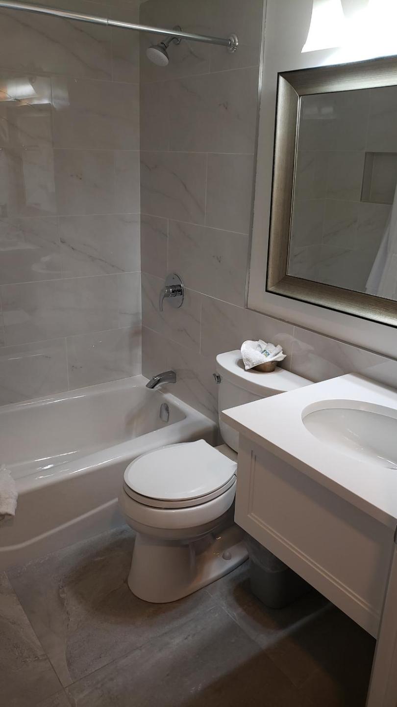 Lower Level Double Room with Two Double Beds  - Photo 9