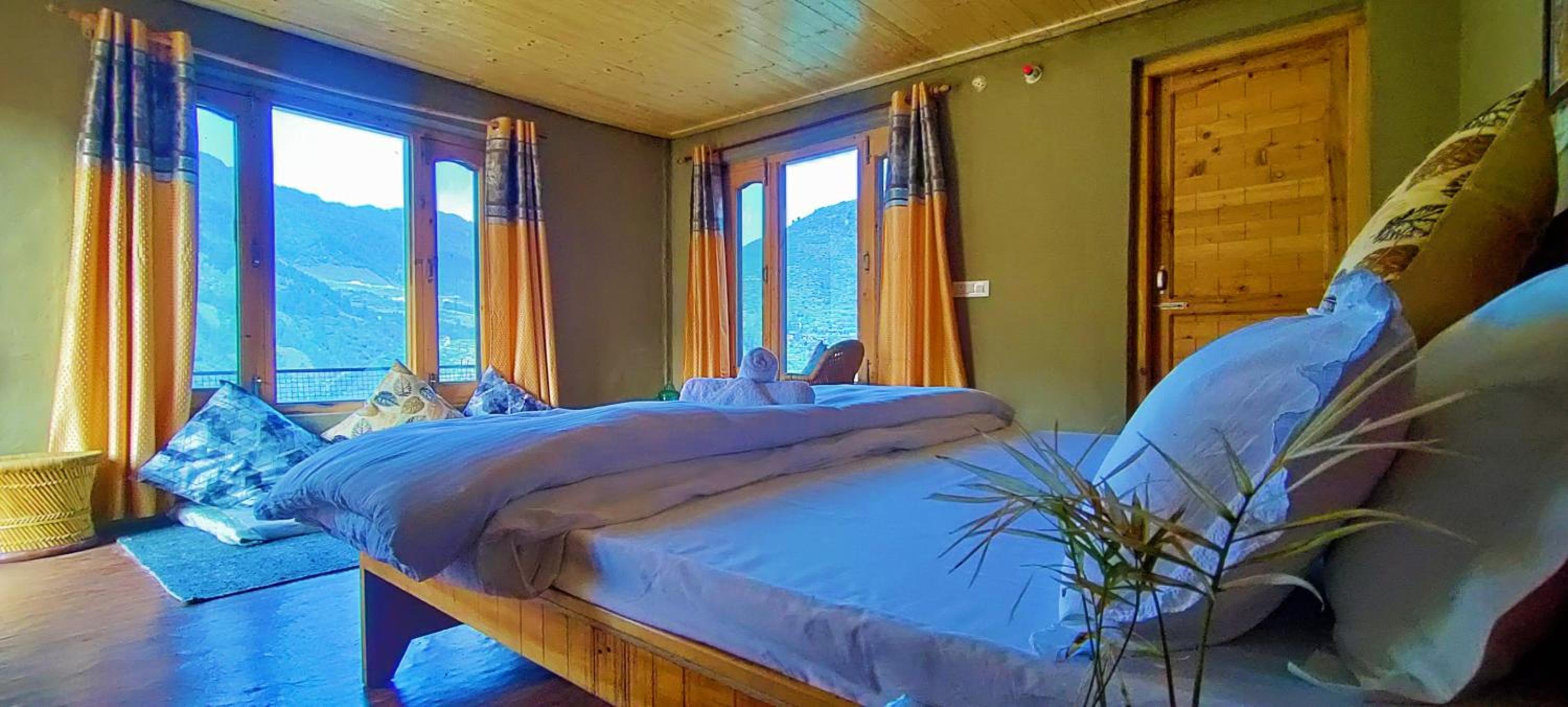 Family Room with Mountain View photo 3