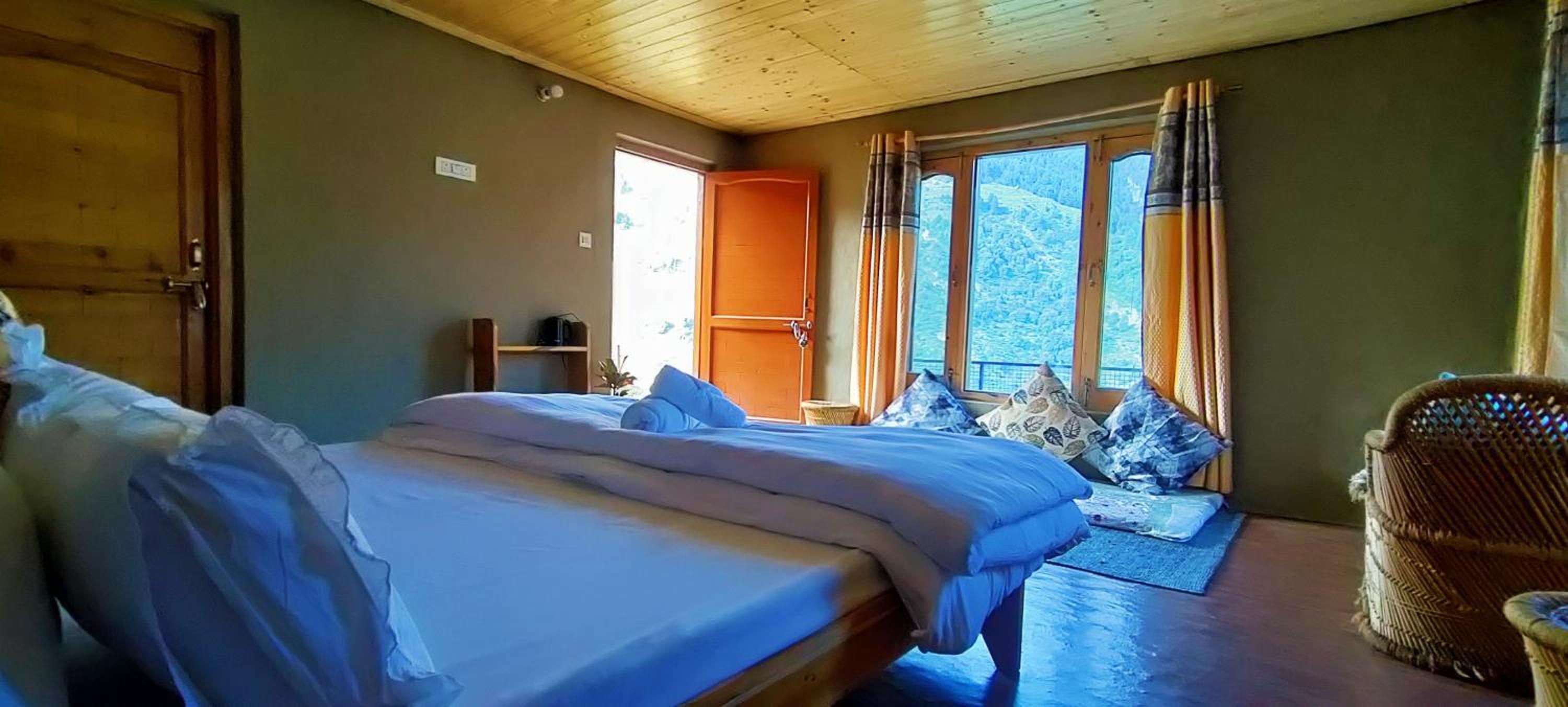 Family Room with Mountain View photo 1