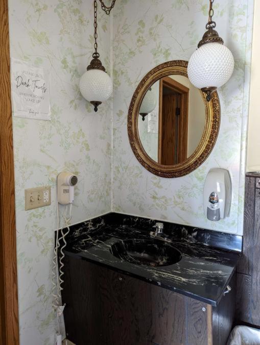 Deluxe King Suite photo 3
