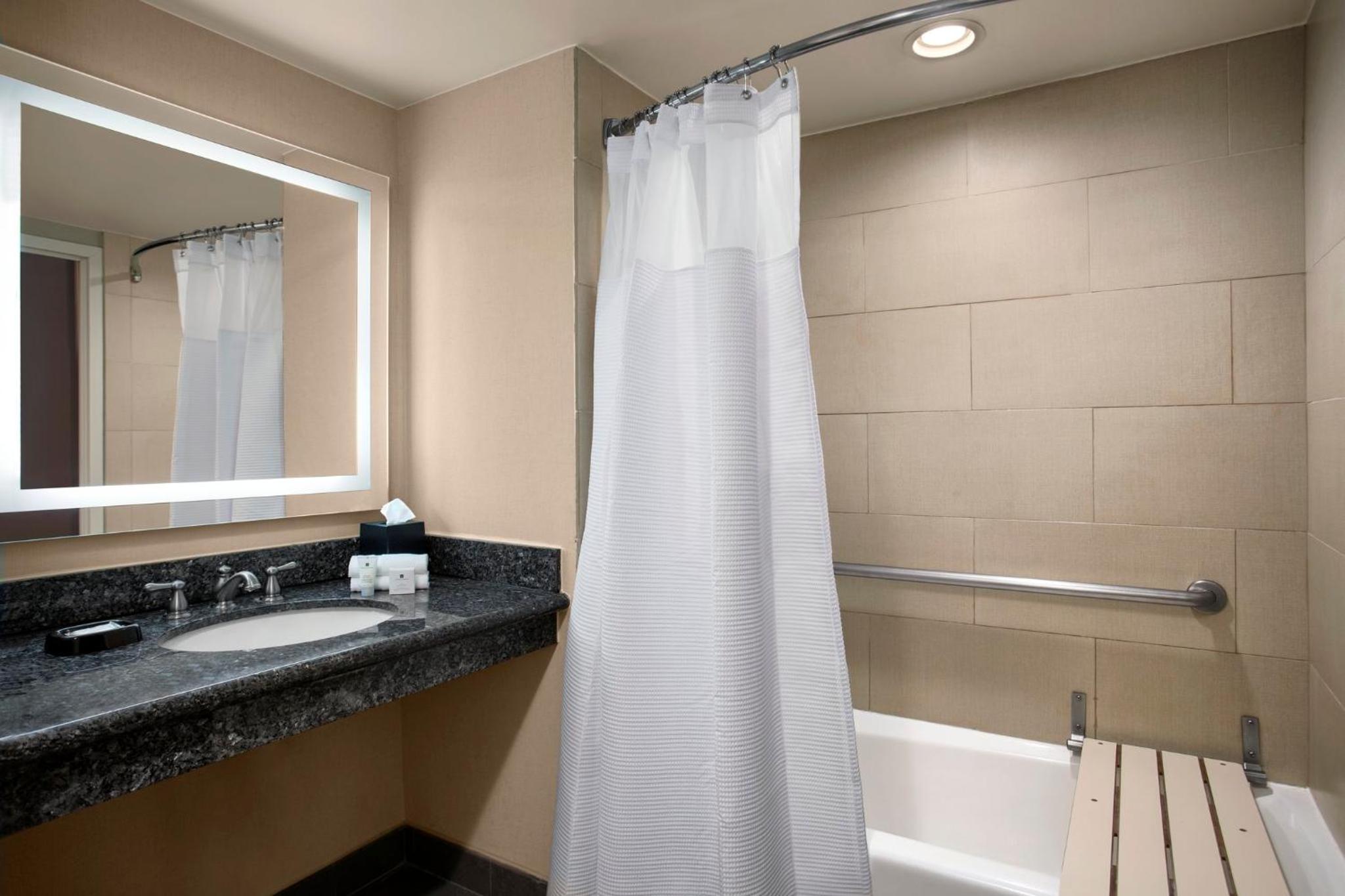 Standard King Room with Accessible Tub - Mobility Access - Photo 2