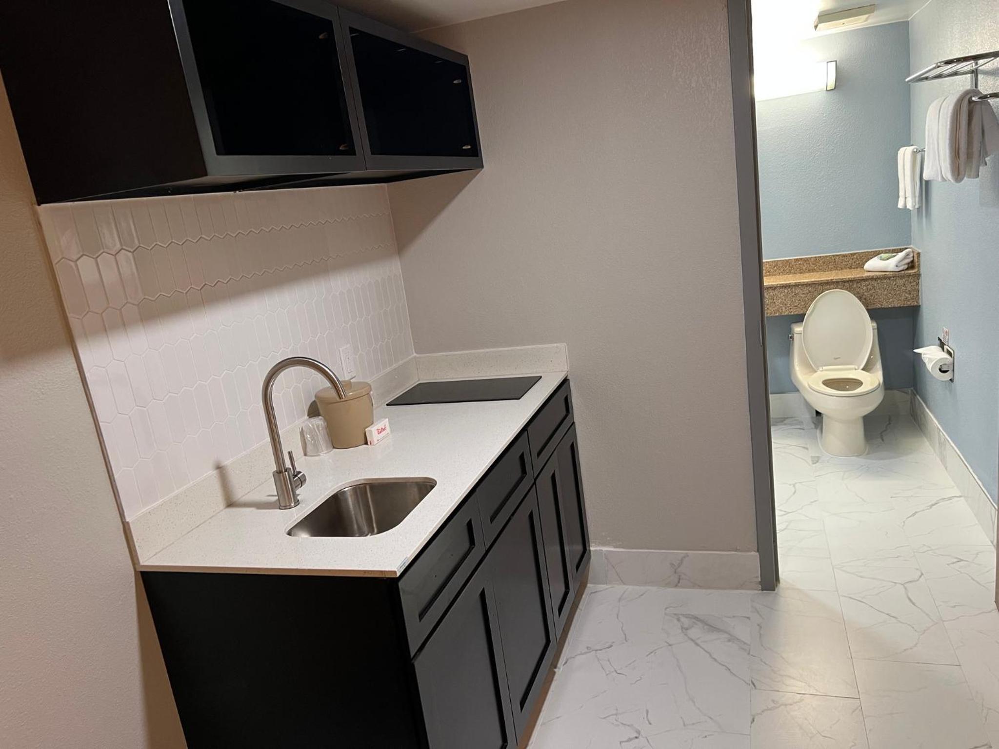 Suite King with Kitchenette Non-Smoking - Photo 5
