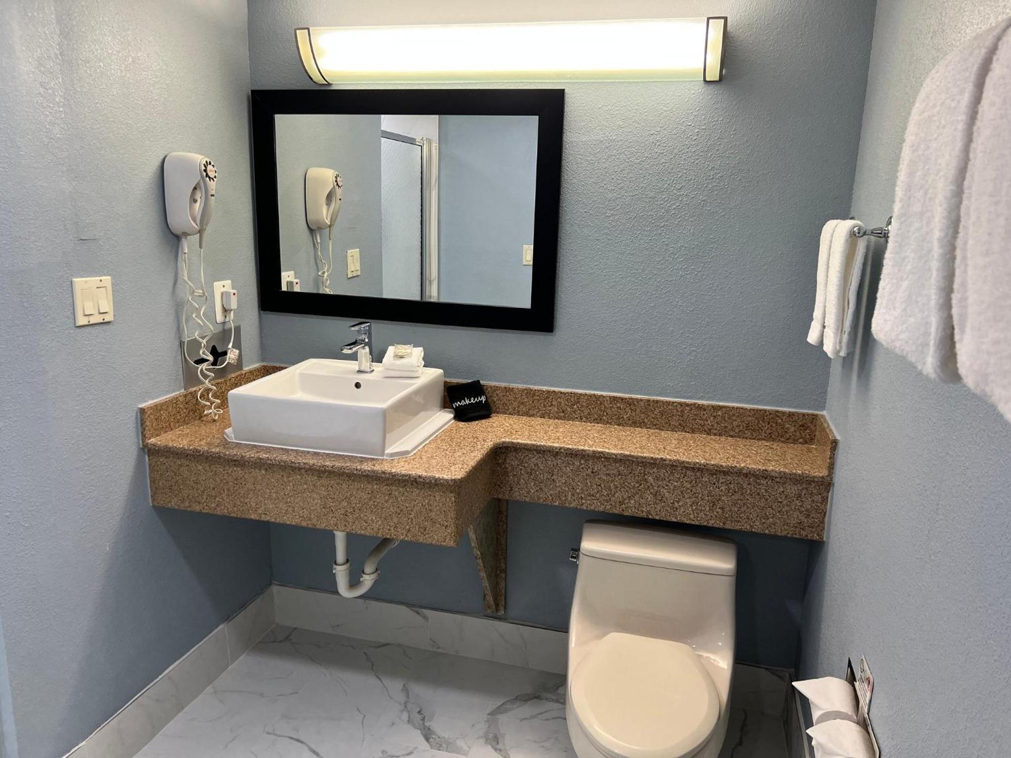 Suite King with Kitchenette Non-Smoking - Photo 10