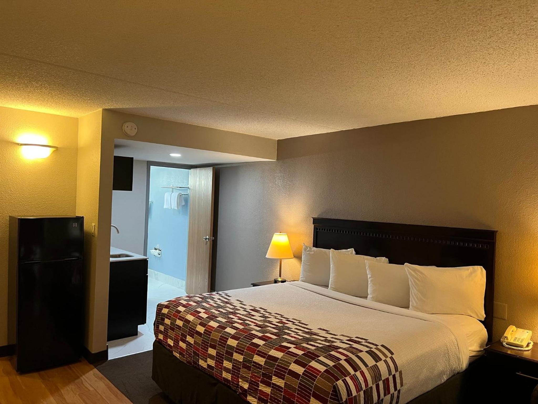 Suite King with Kitchenette Non-Smoking - Photo 3