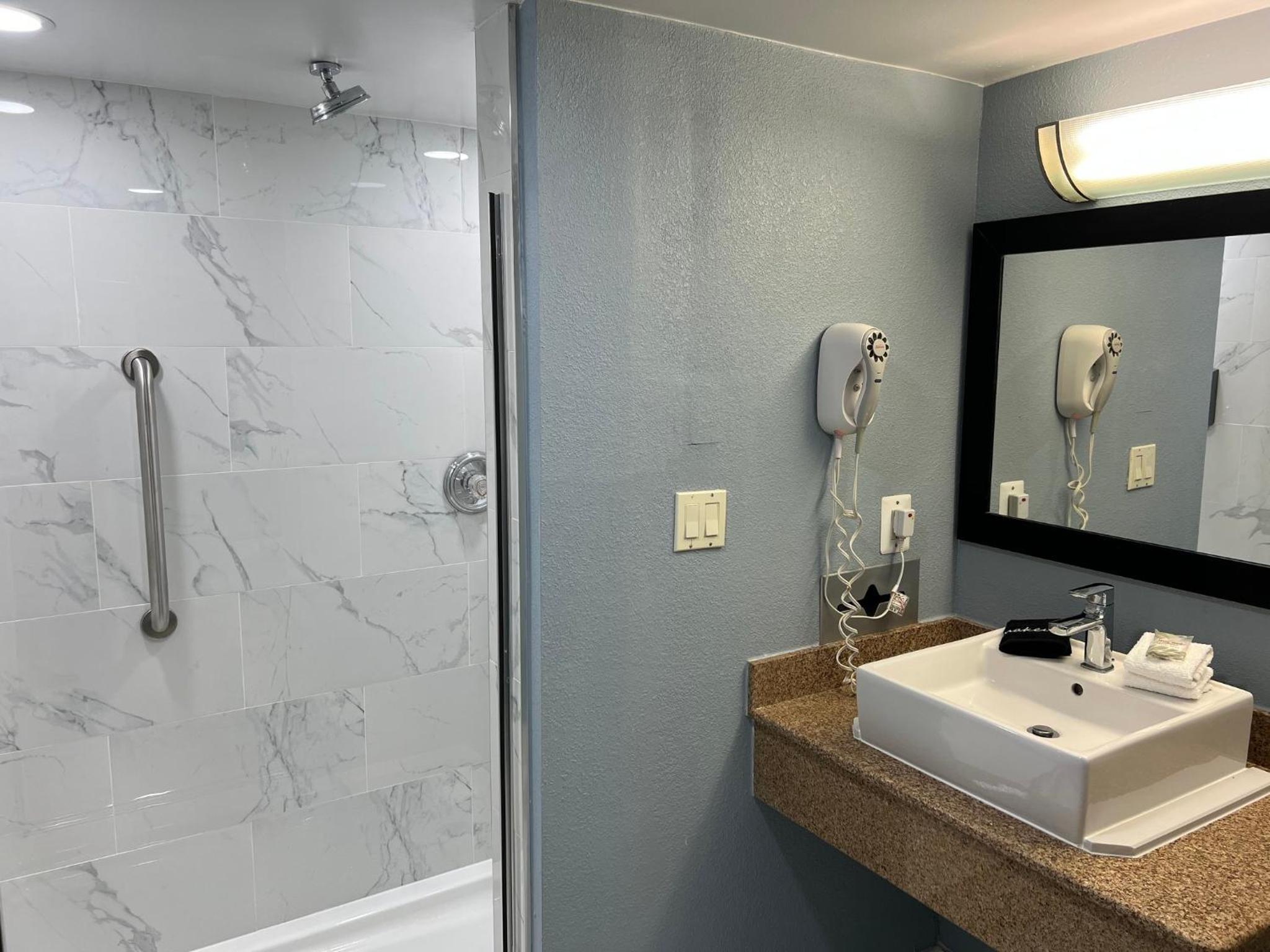 Suite King with Kitchenette Non-Smoking - Photo 9