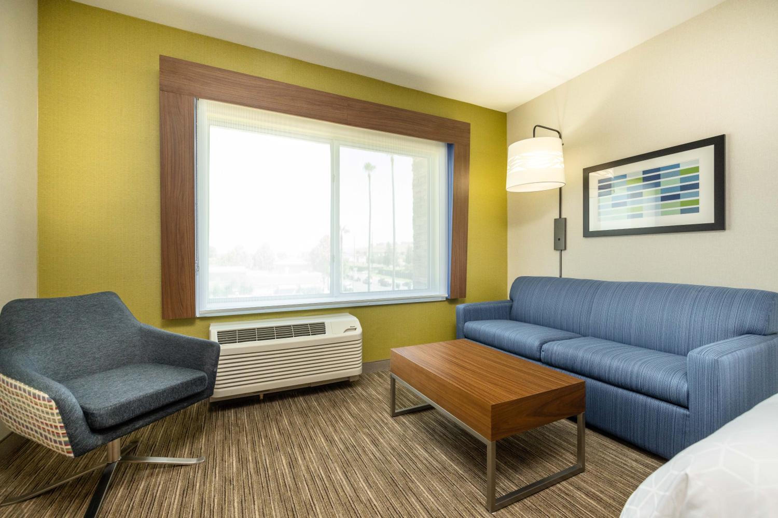Queen Suite with Two Queen Beds and Sofa Bed - Photo 7