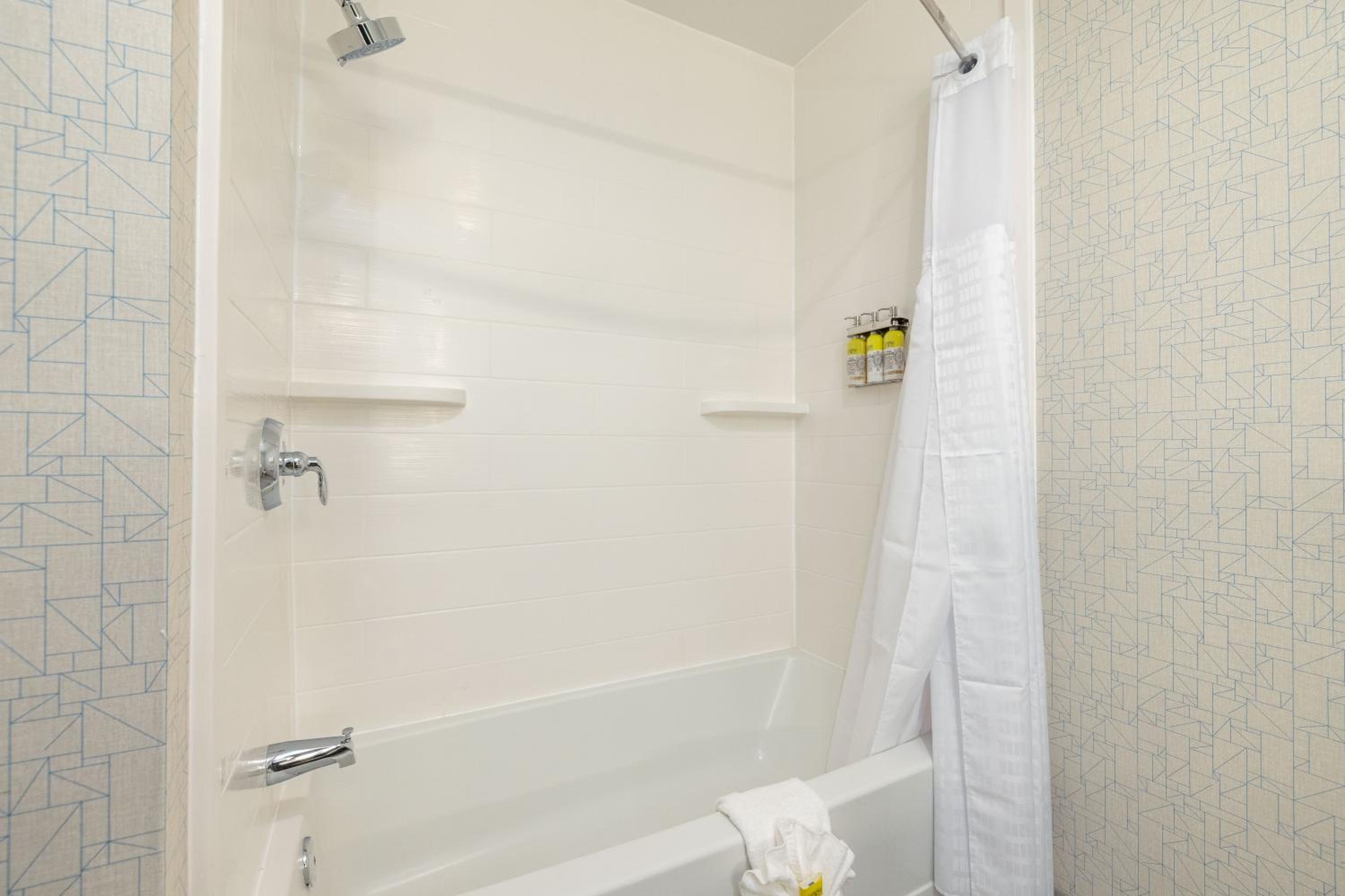 Standard King Room - Photo 4