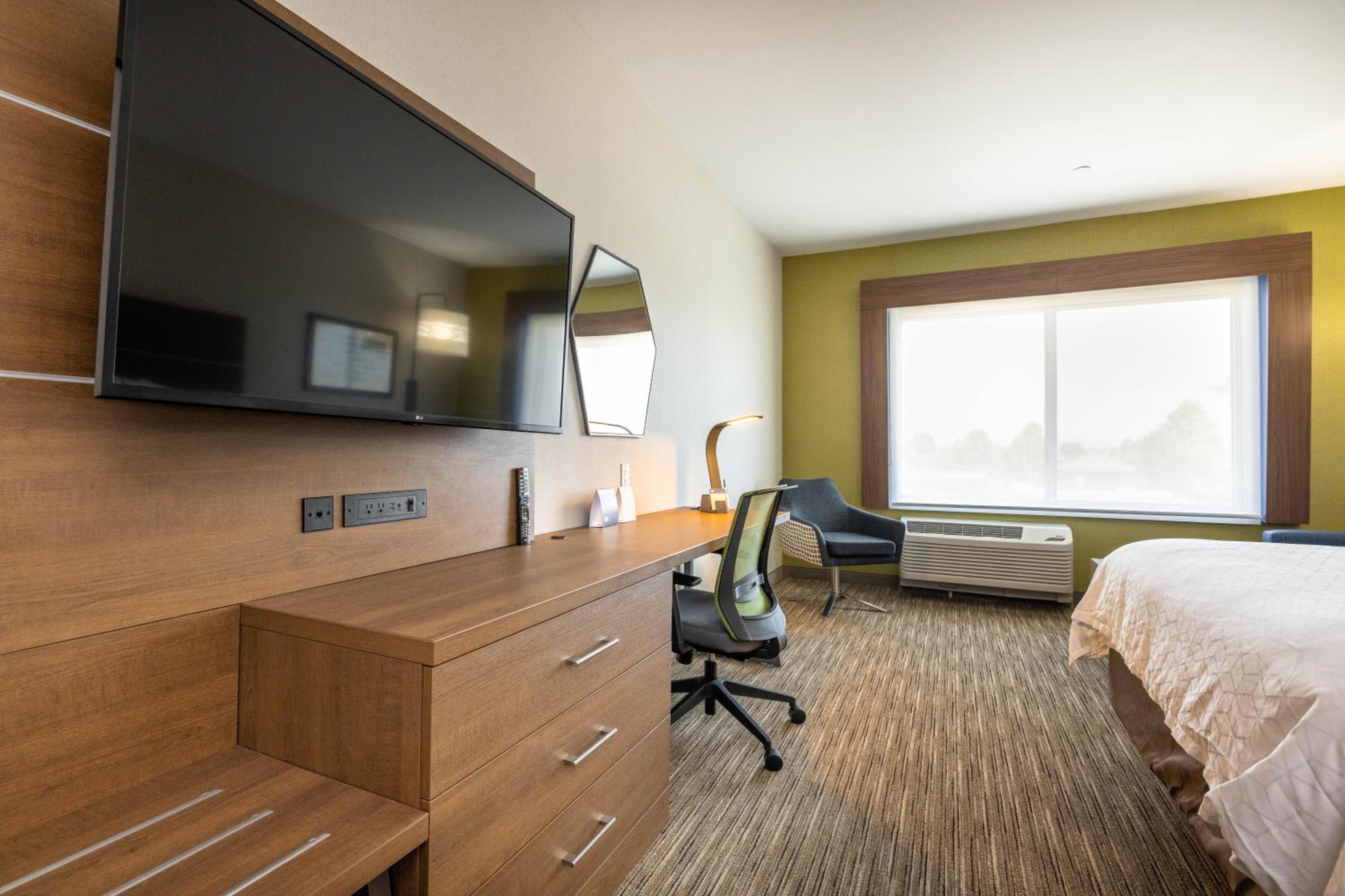 Standard Room with Two Queen Beds - Photo 1
