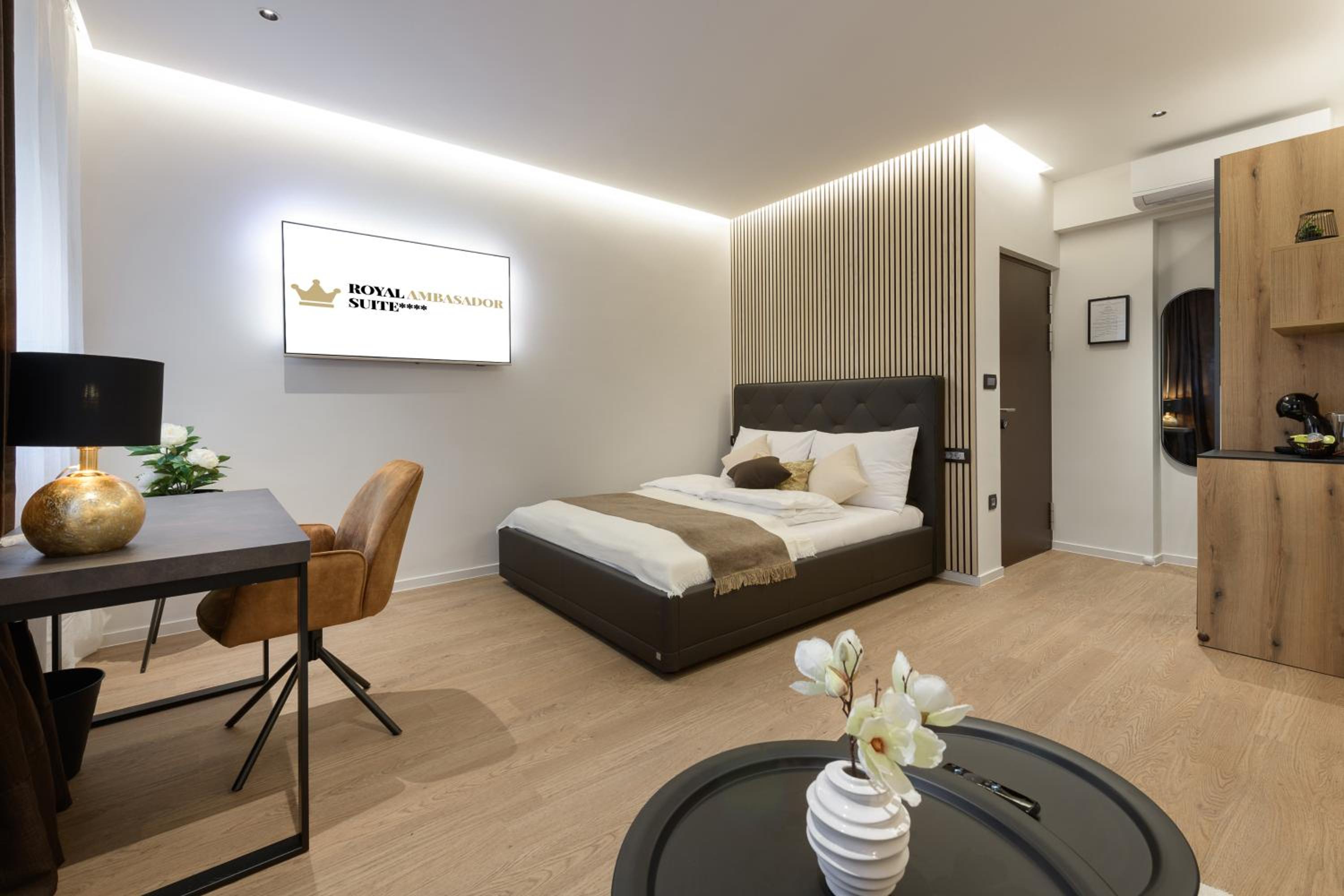 Deluxe King Suite