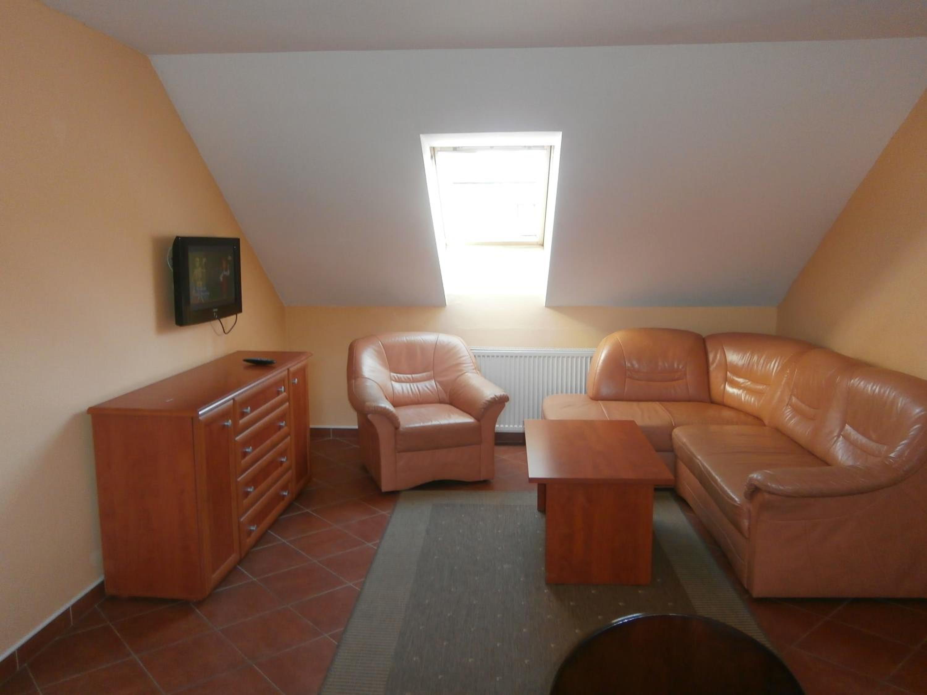 Family Studio (6Adults)