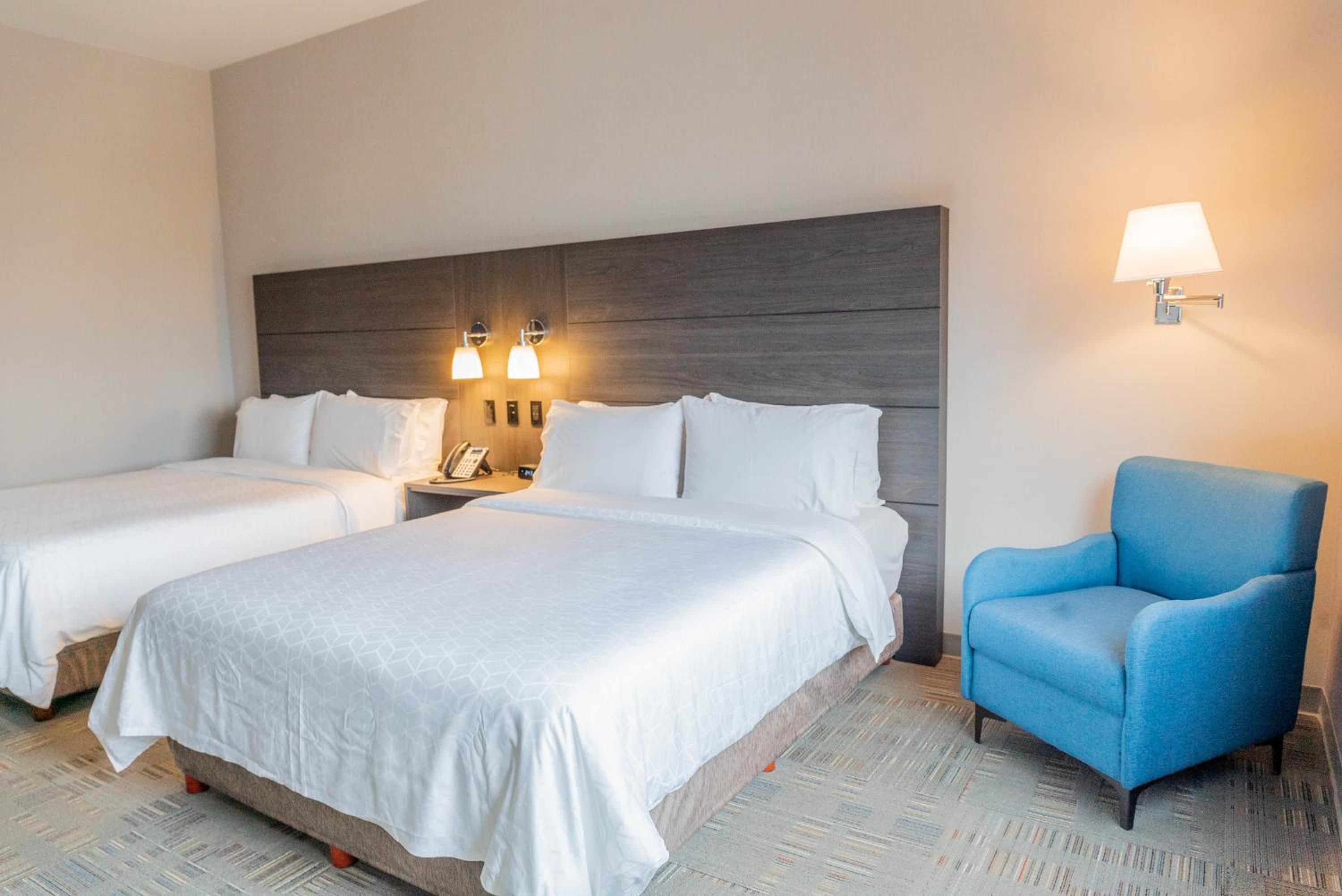 Standard Room with Two Queen Beds - Photo 2