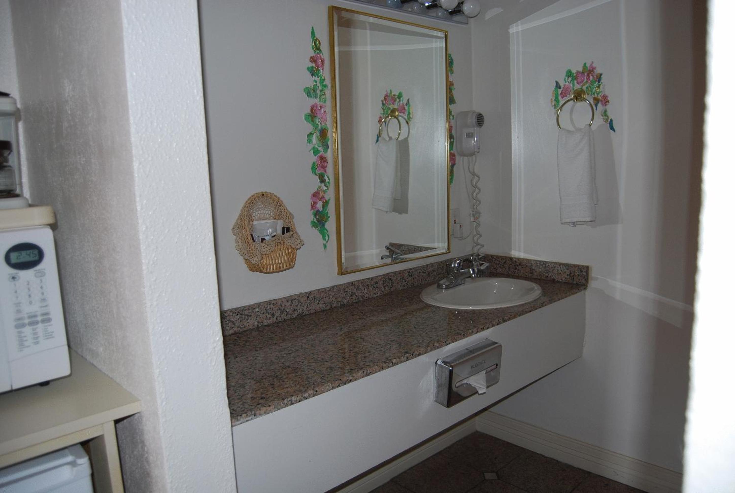 Queen Suite with Three Queen Beds photo 3