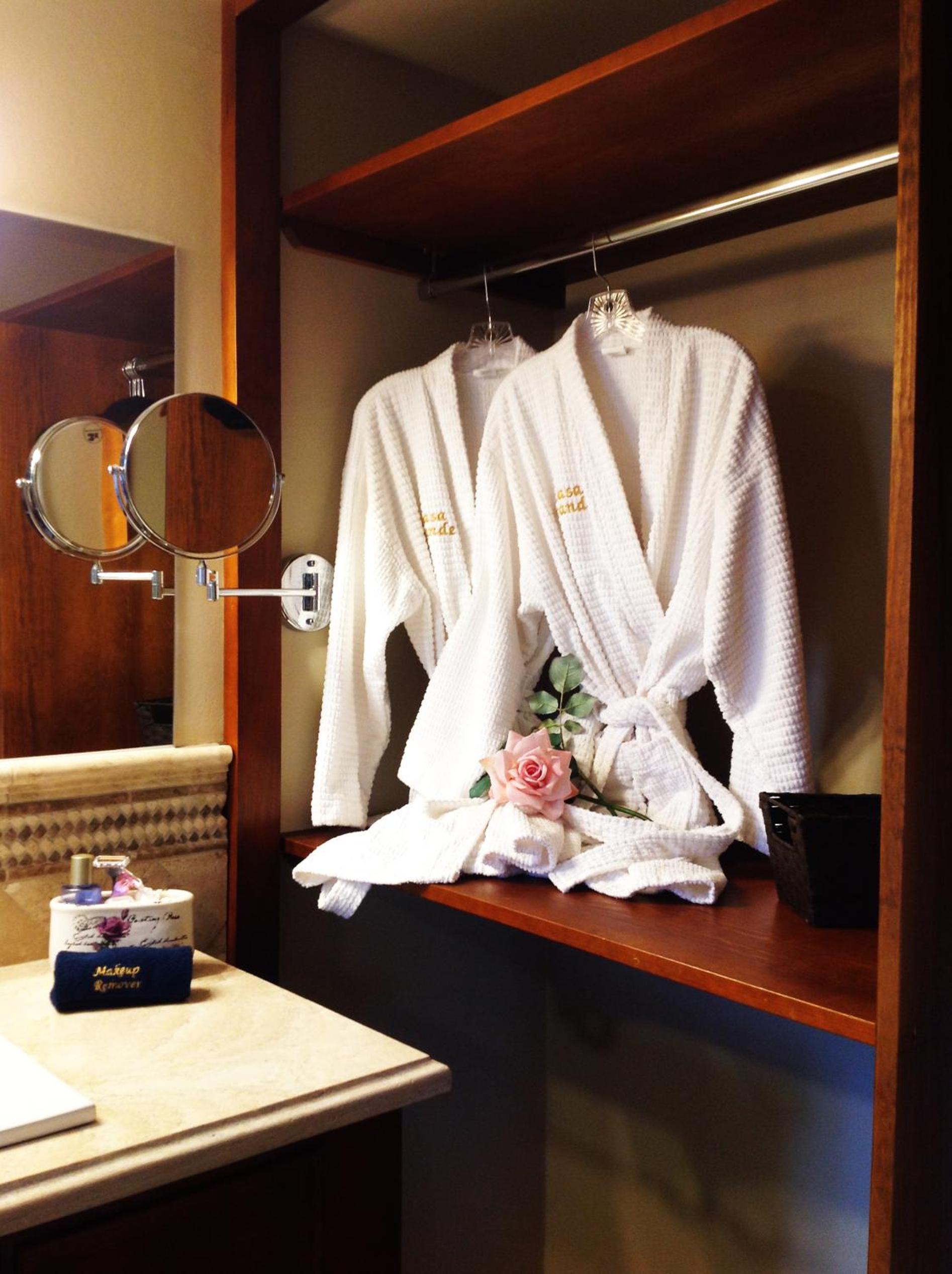 Deluxe King Room - Photo 12