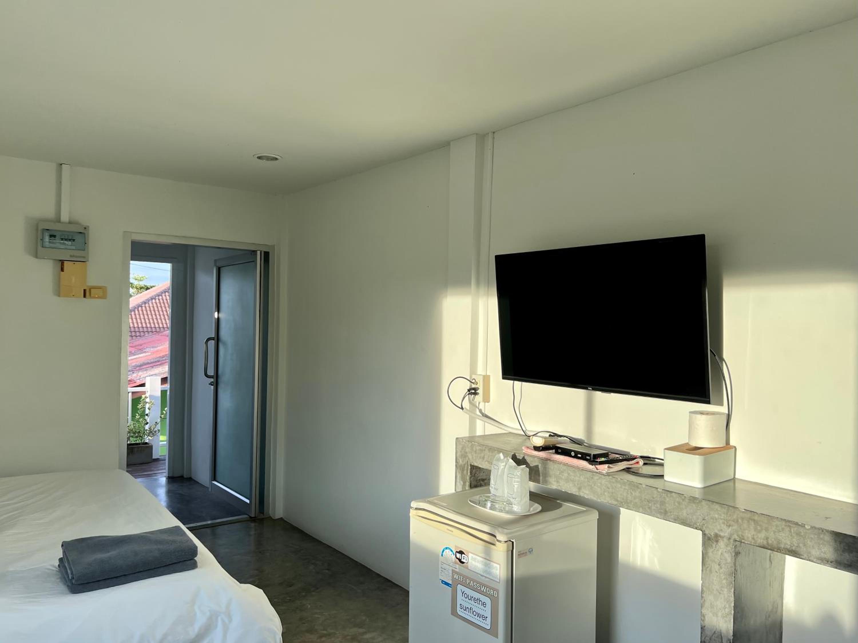 Queen Room with Balcony - Photo 5