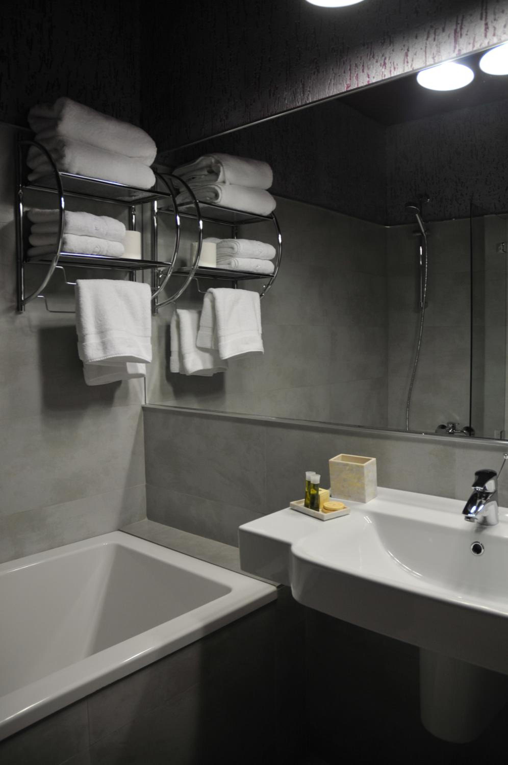 Twin Room - Photo 3