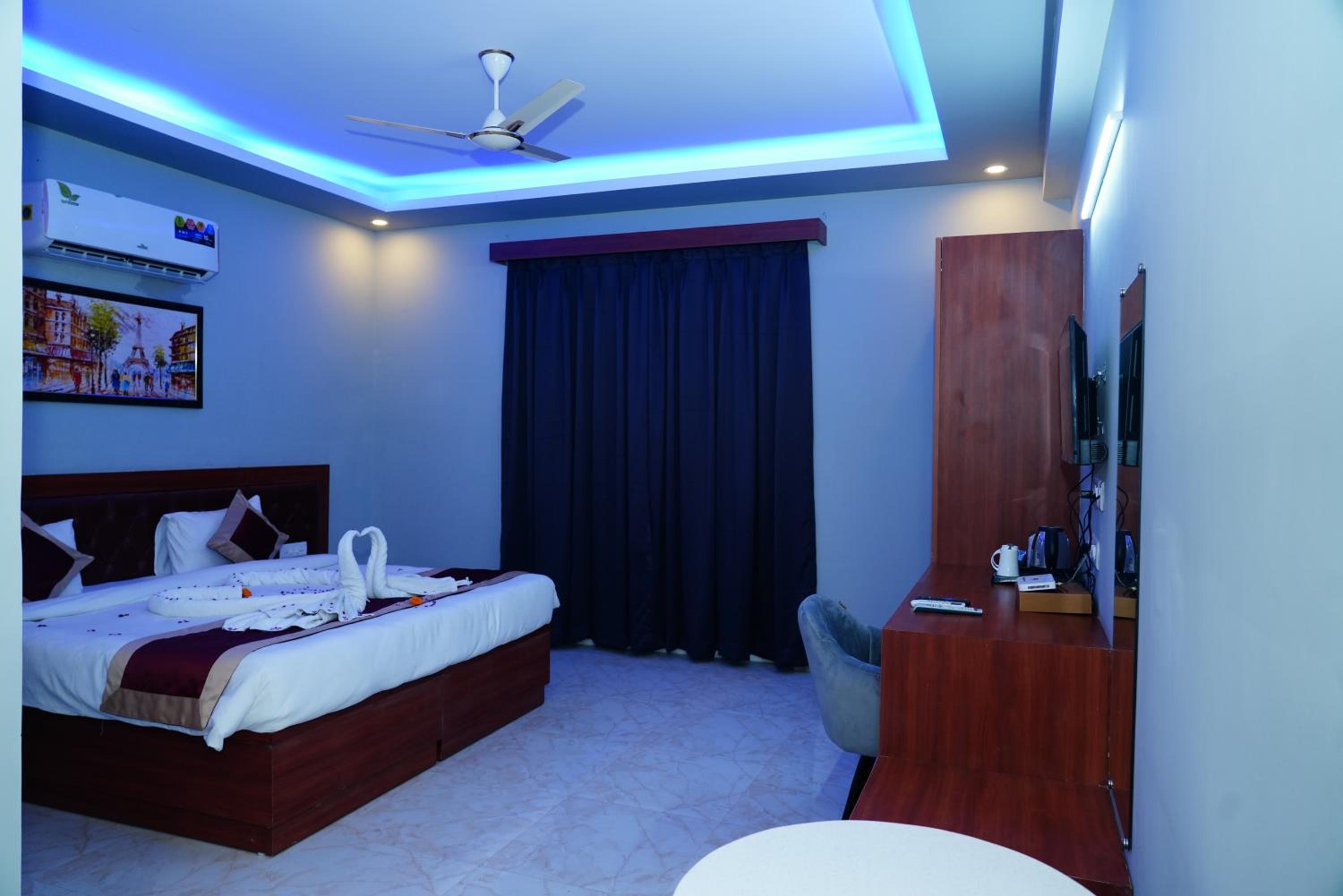 Deluxe Double Room - Photo 11