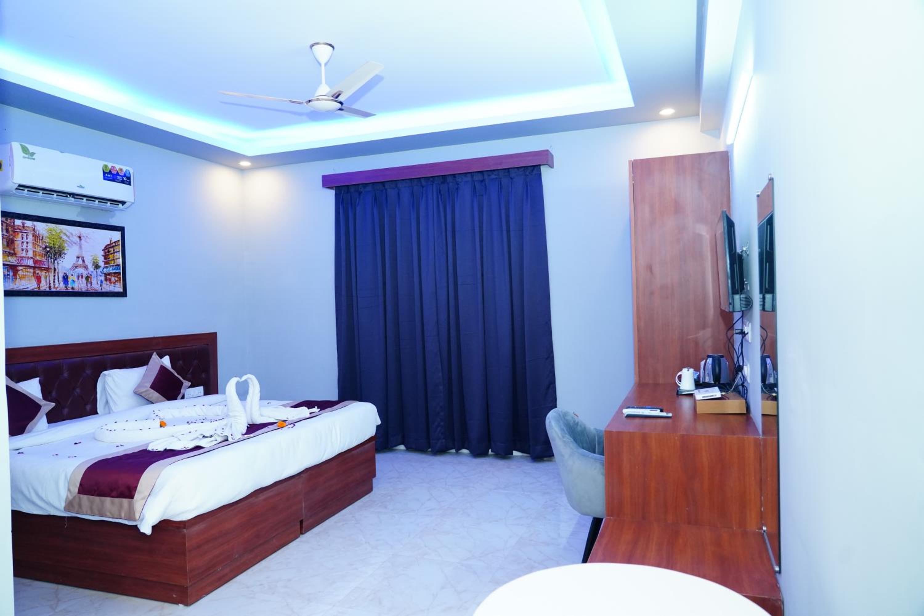 Deluxe Double Room - Photo 13