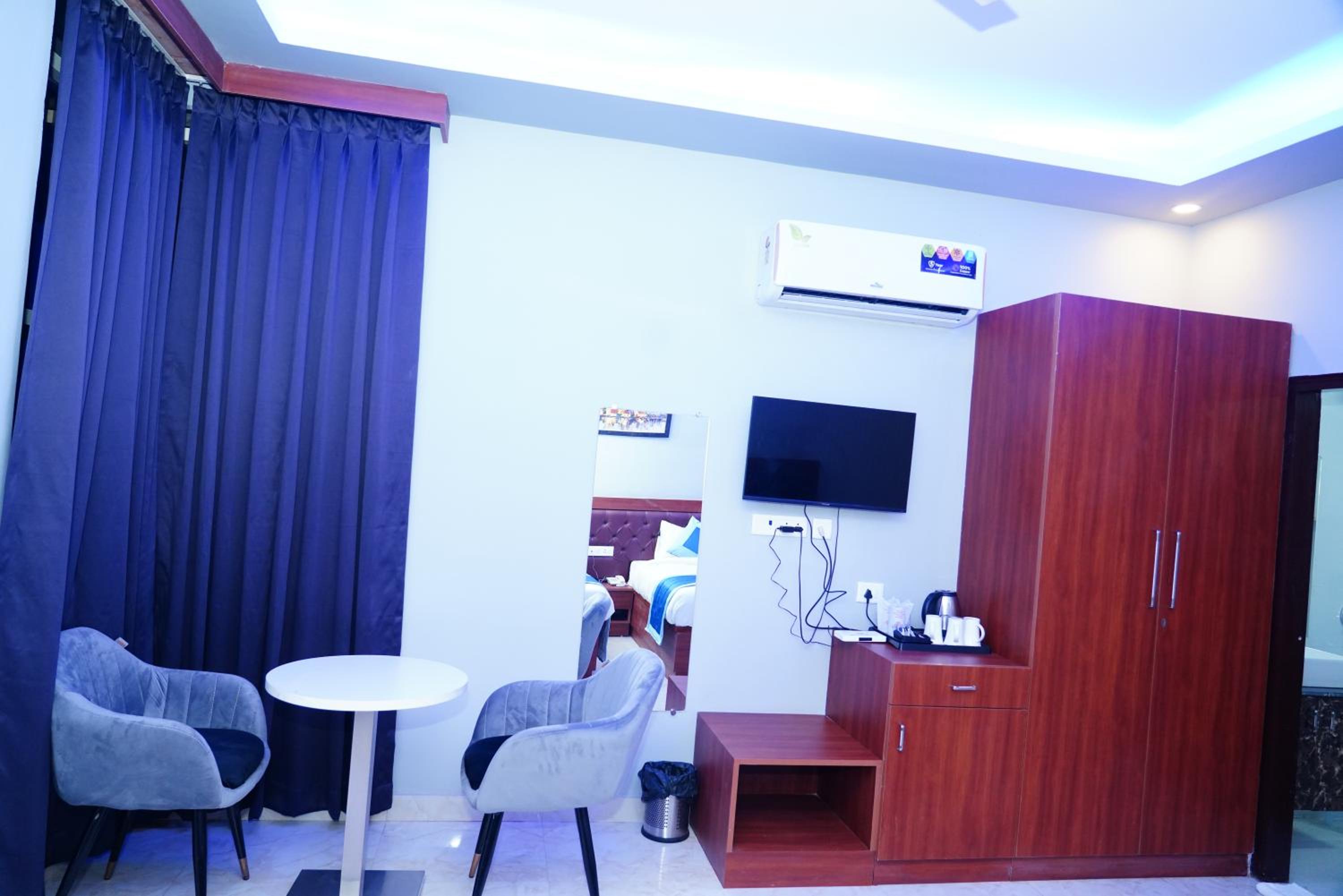 Deluxe Double Room - Photo 9