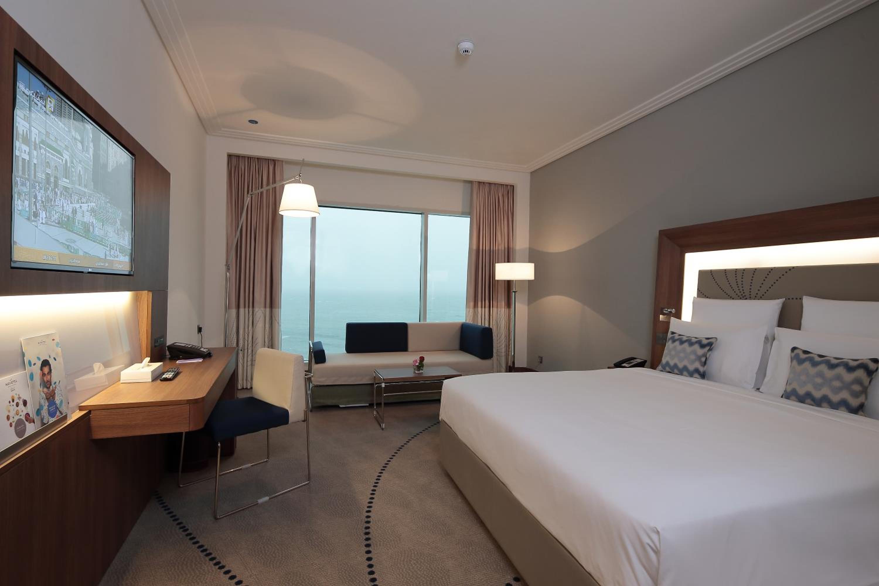 Superior King Room with Sea View thumbnail 5