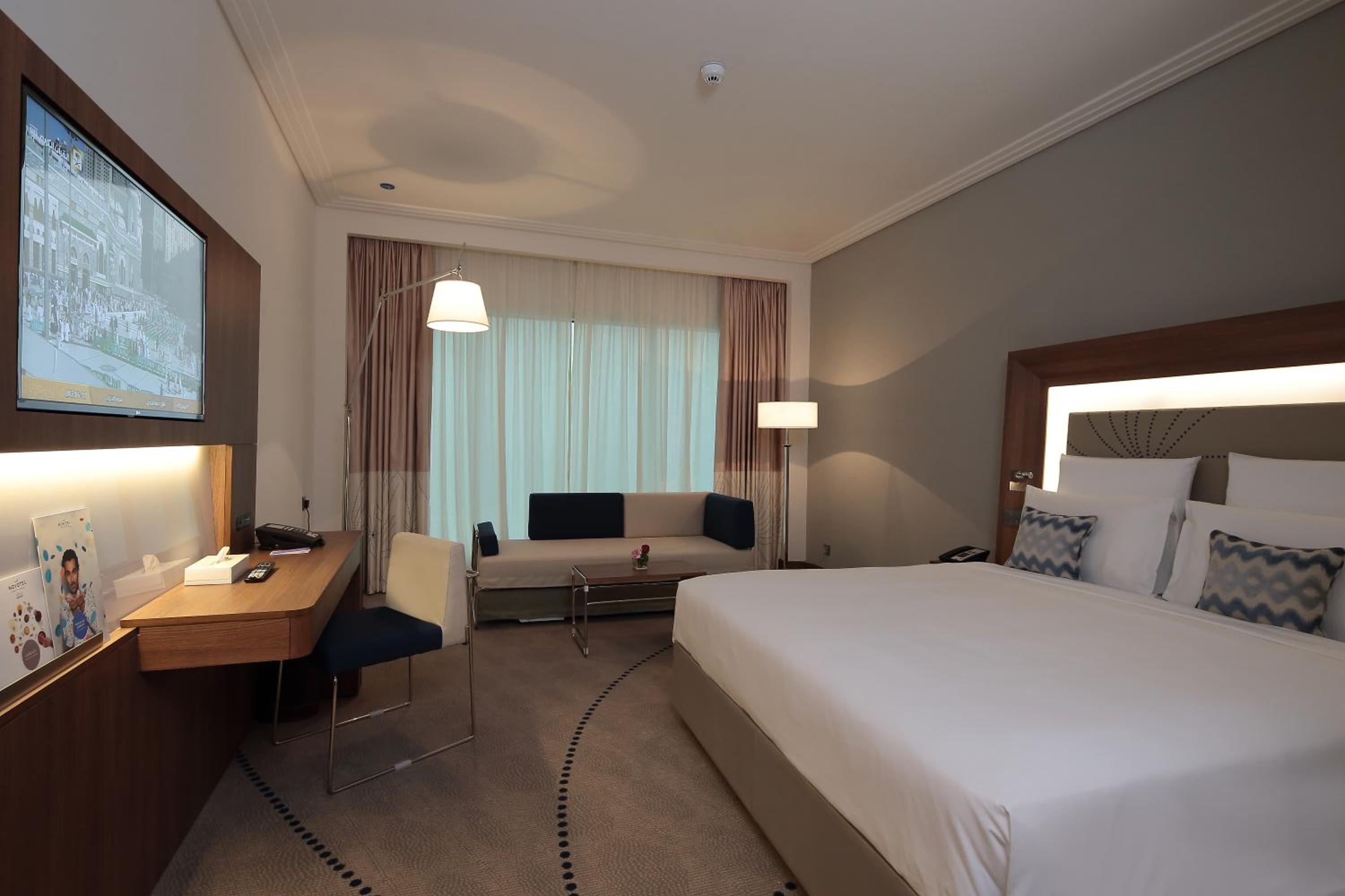 Superior King Room with Pool View thumbnail 5