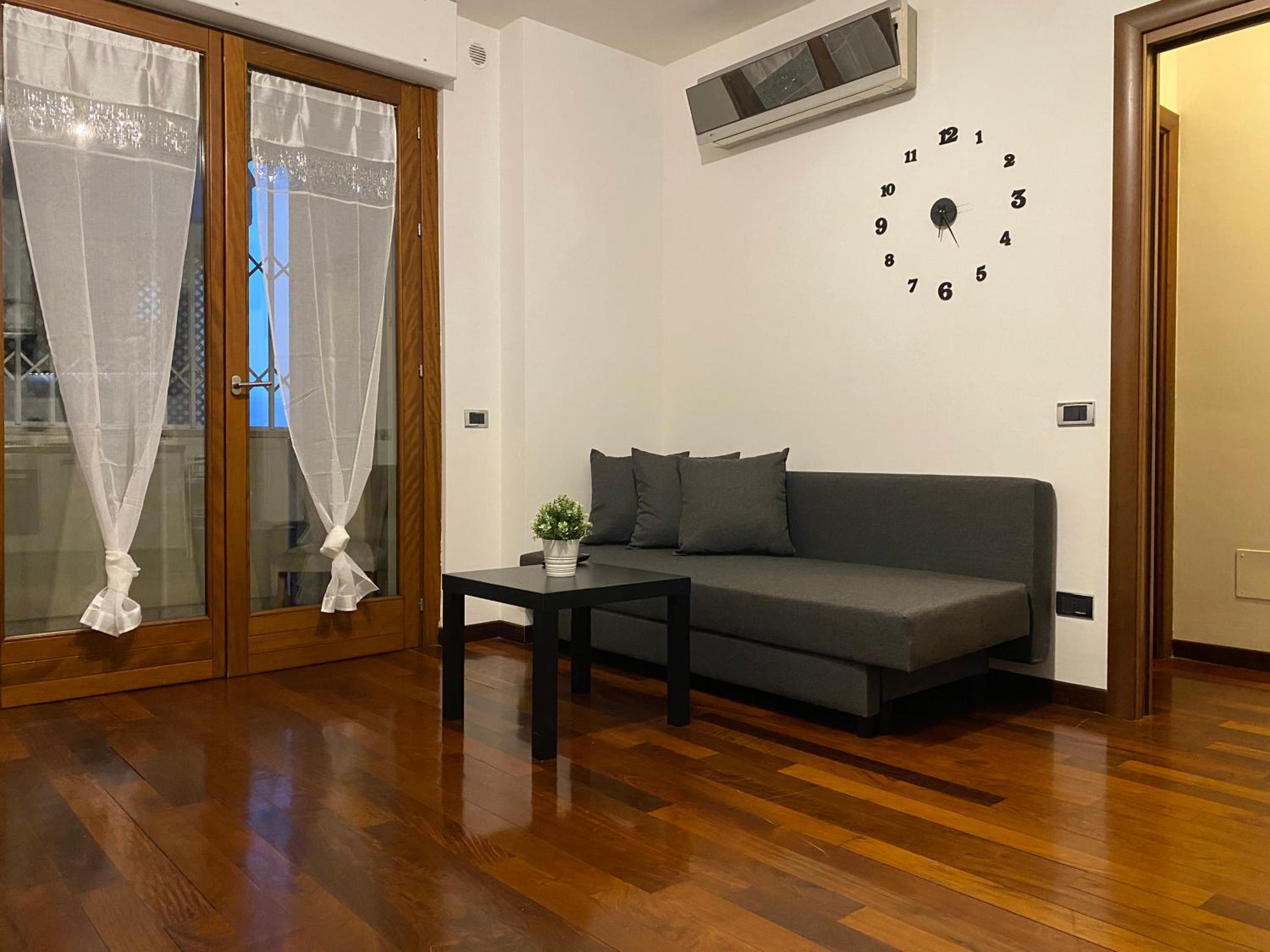 One-Bedroom Apartment photo 1