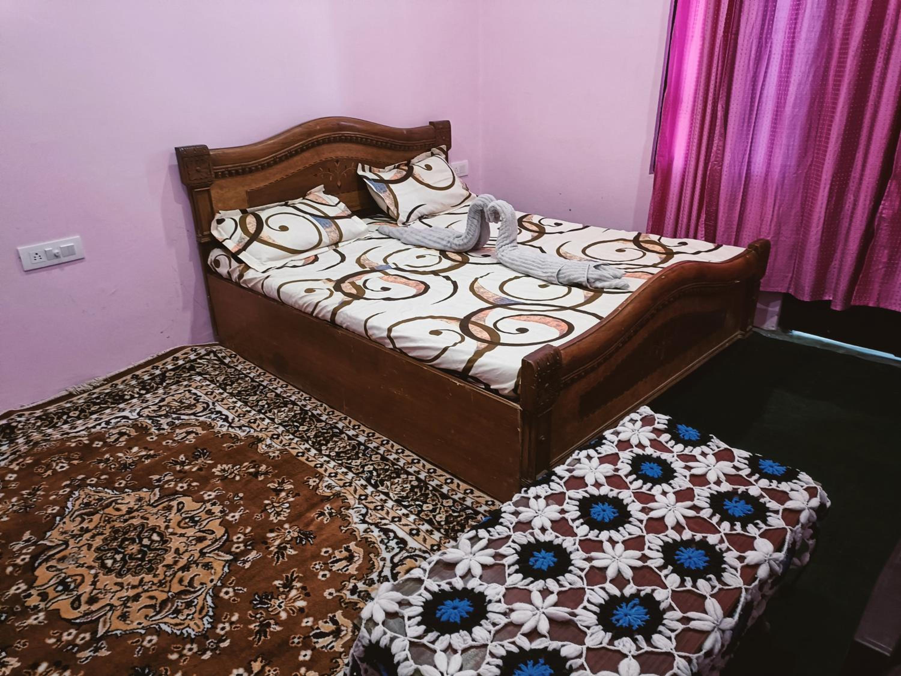 Deluxe Double Room (2 Adults + 1 Child) - Photo 9