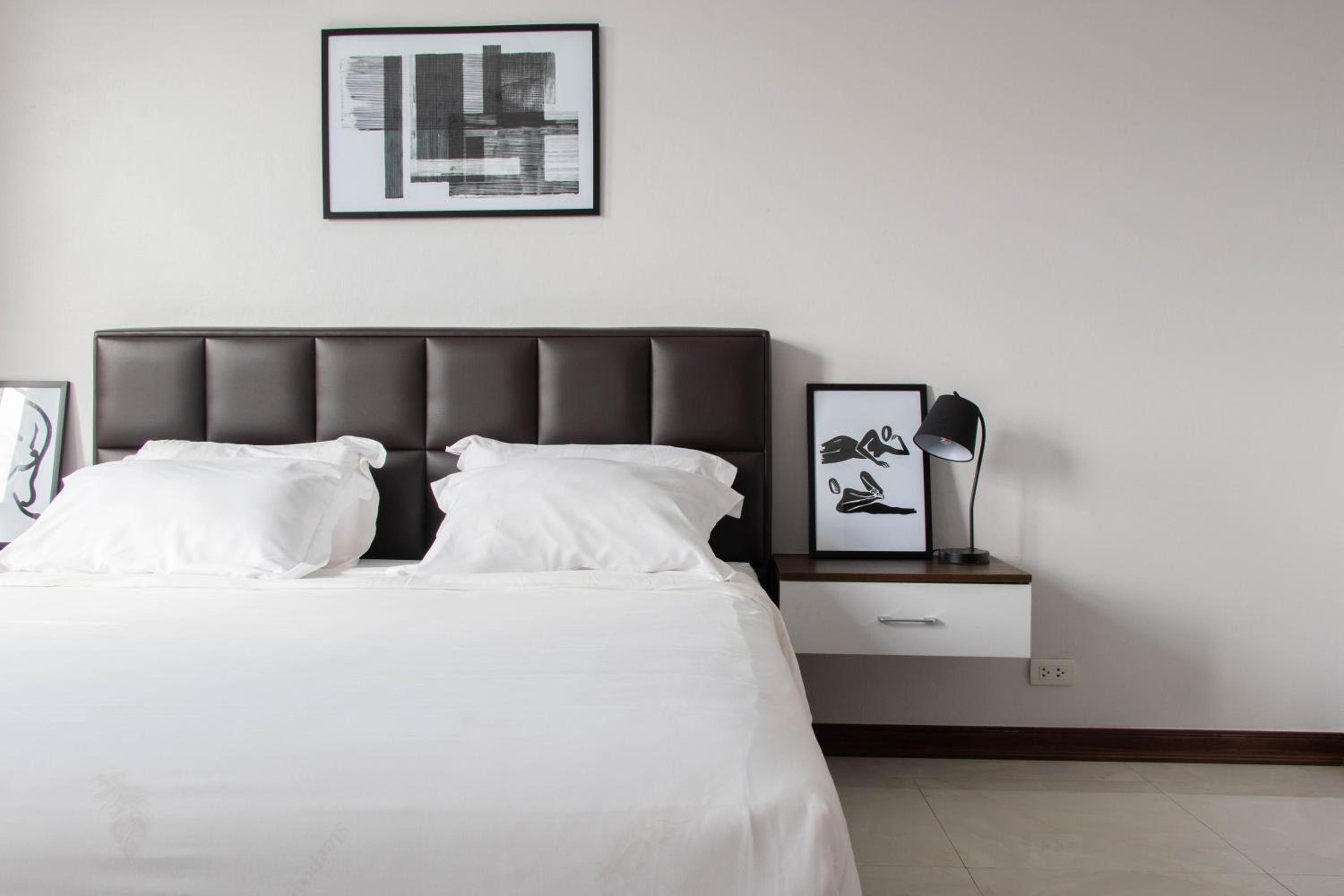 King Suite with Balcony - Photo 13