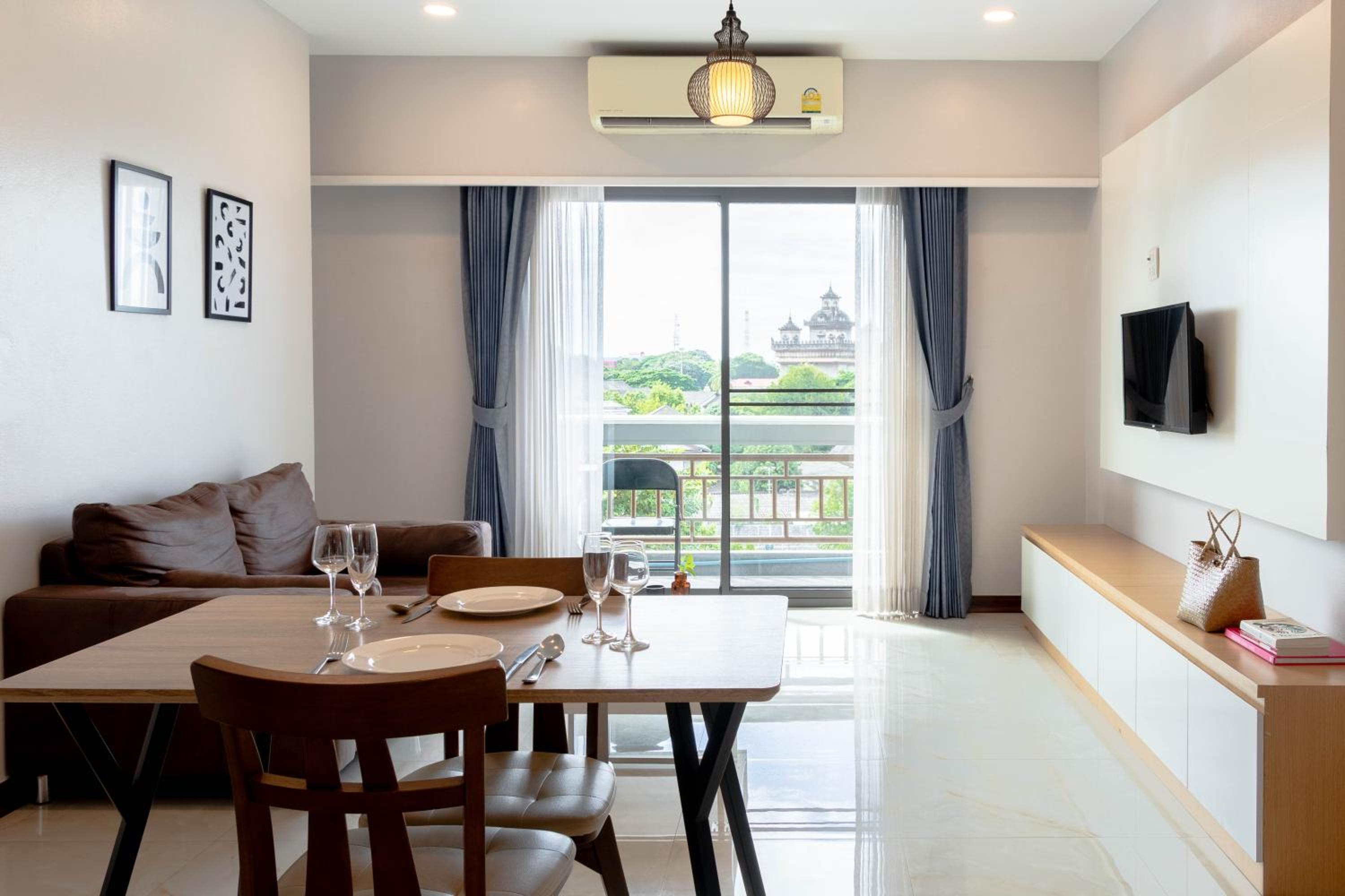King Suite with Balcony - Photo 5